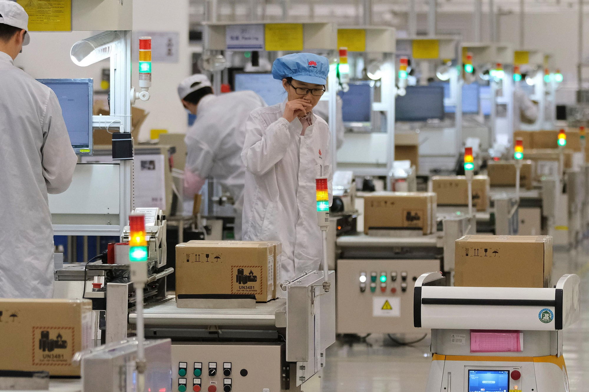 Chính phủ nhiều quốc gia đang đau đầu vì chưa thể quyết định có nên sử dụng công nghệ của Huawei hay không. Ảnh: FT Chính phủ nhiều quốc gia đang đau đầu vì chưa thể quyết định có nên sử dụng công nghệ của Huawei hay không. Ảnh: FT