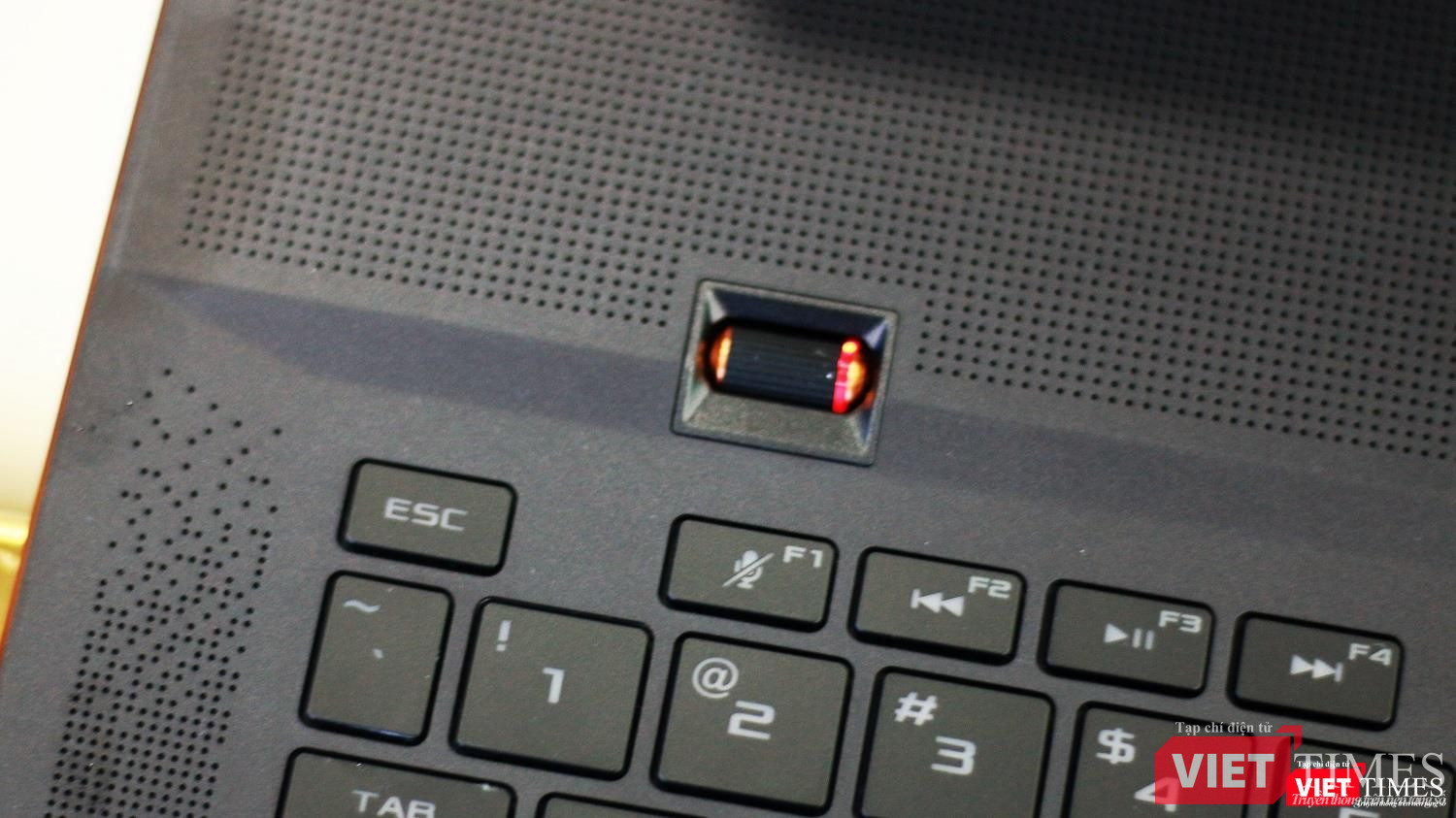 Phím cuộn điều chỉnh âm lượng trên Zephyrus S GX701. Phím cuộn điều chỉnh âm lượng trên Zephyrus S GX701.