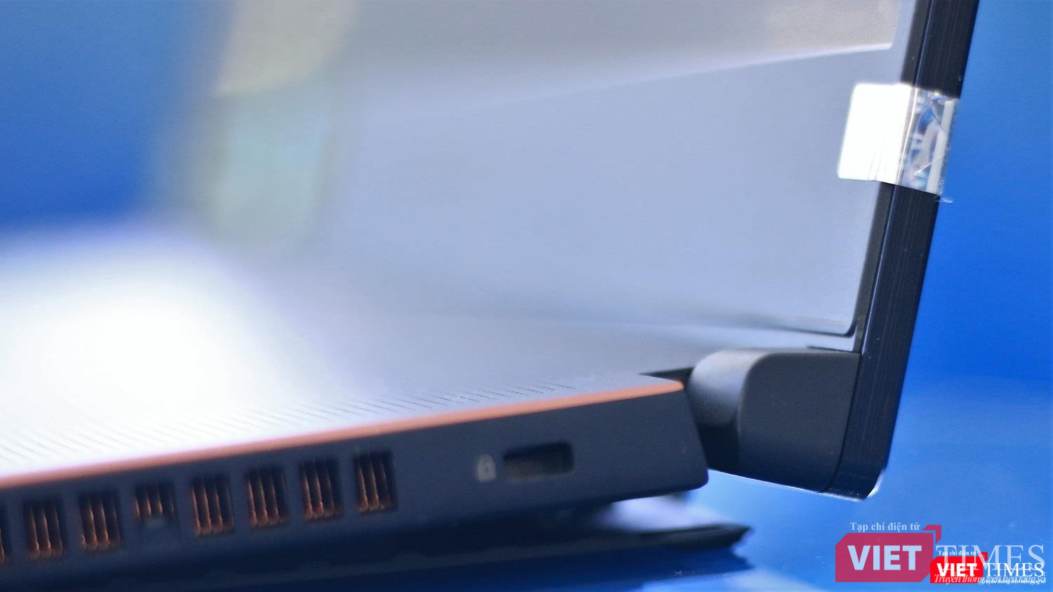 Khi hoạt động, đế máy nâng lên tạo thành khe gió giúp hệ thống tản nhiệt. Khi hoạt động, đế máy nâng lên tạo thành khe gió giúp hệ thống tản nhiệt.