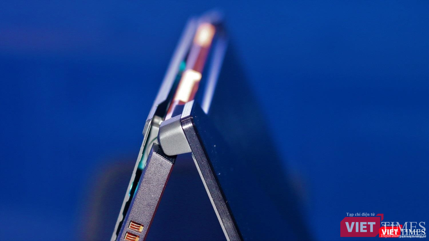 Đèn LED ở đế cũng có thể tùy chỉnh bằng Aura Sync. Đèn LED ở đế cũng có thể tùy chỉnh bằng Aura Sync.