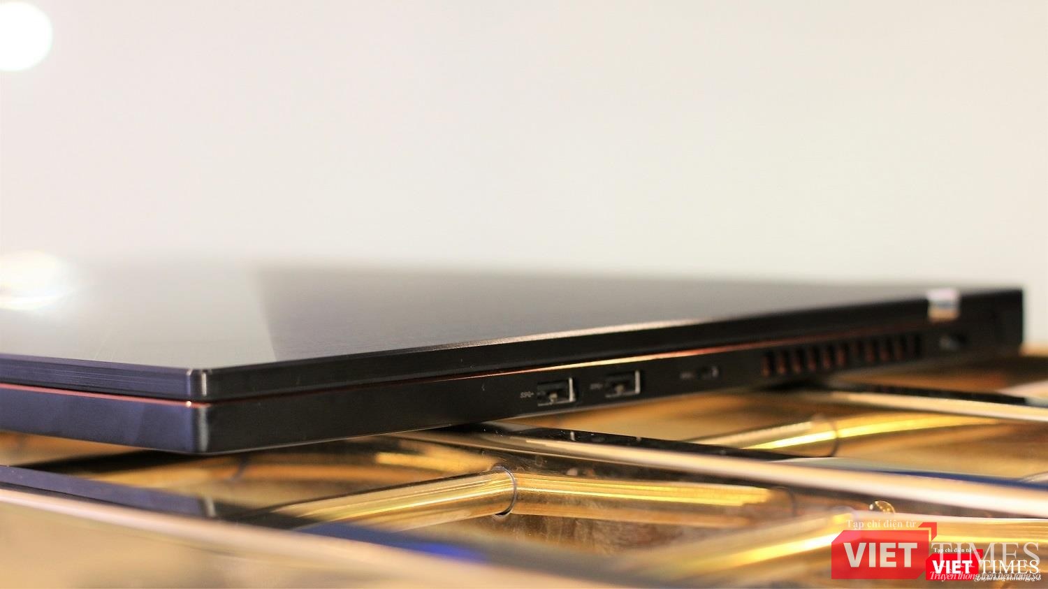 Cạnh phải của máy. Cạnh phải của máy.