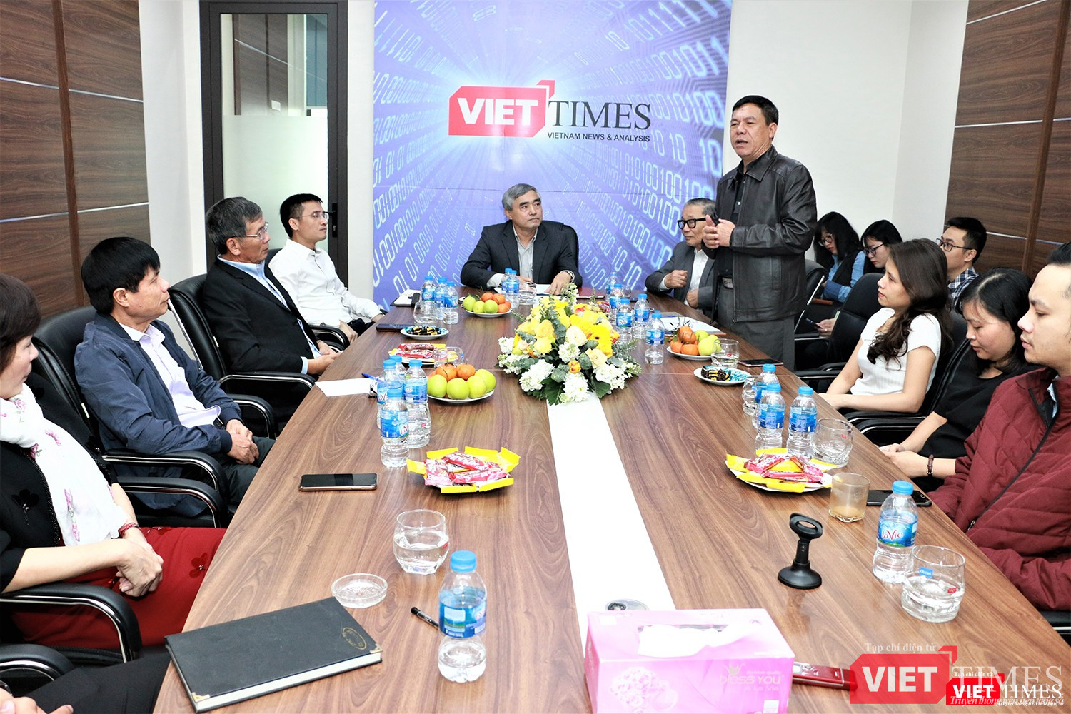 Nhà báo Lê Thọ Bình - Phó Tổng Biên tập phụ trách VietTimes báo cáo với Chủ tịch VDCA Nguyễn Minh Hồng về hoạt động của Tạp chí. Nhà báo Lê Thọ Bình - Phó Tổng Biên tập phụ trách VietTimes báo cáo với Chủ tịch VDCA Nguyễn Minh Hồng về hoạt động của Tạp chí.