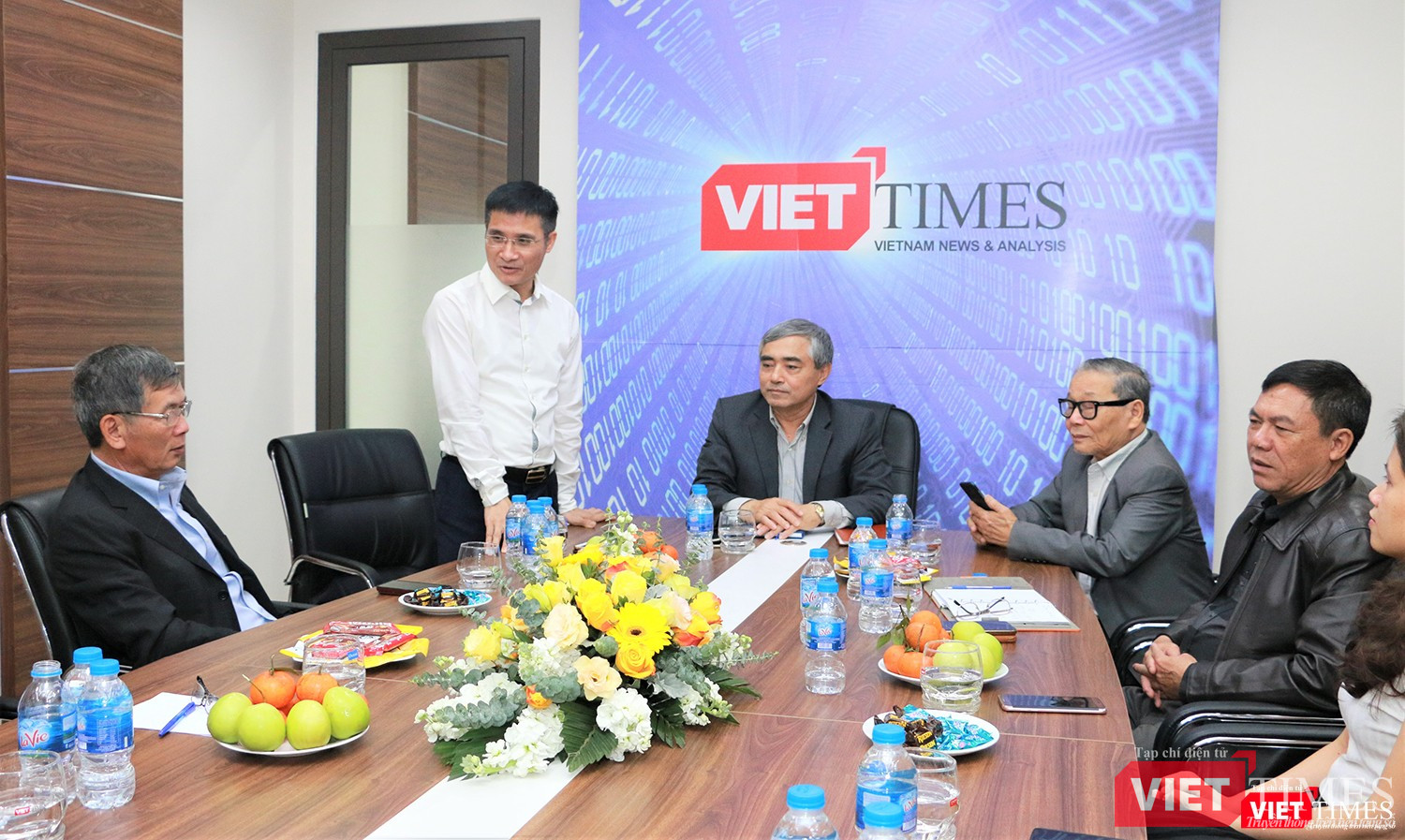 Nhà báo Đinh Văn Hải - Chủ nhiệm Tạp chí điện tử VietTimes báo cáo. Nhà báo Đinh Văn Hải - Chủ nhiệm Tạp chí điện tử VietTimes báo cáo.