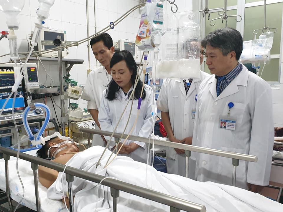 Không mấy khéo léo trong giao tiếp, Bộ trưởng Tiến từng bị cuốn vào nhiều "giông bão" dư luận.