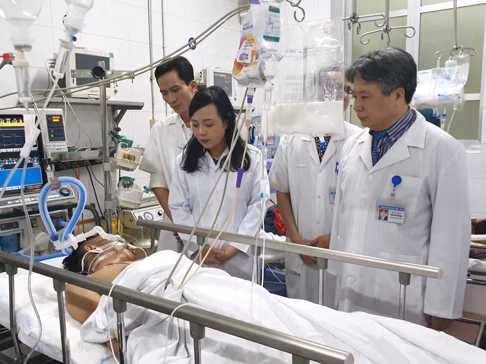 Không mấy khéo léo trong giao tiếp, Bộ trưởng Tiến từng bị cuốn vào nhiều "giông bão" dư luận.