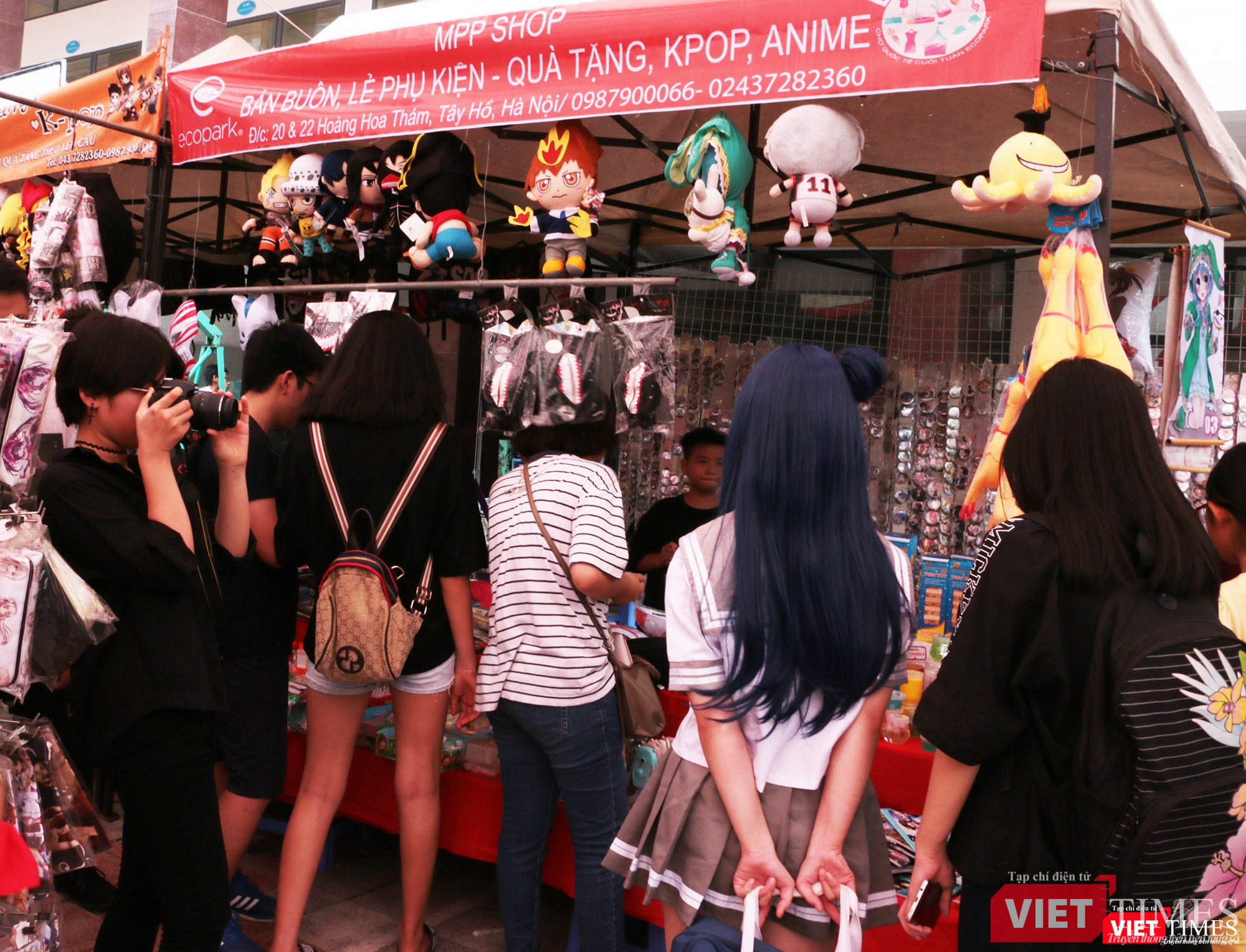 Các gian hàng bán vật phẩm anime, manga