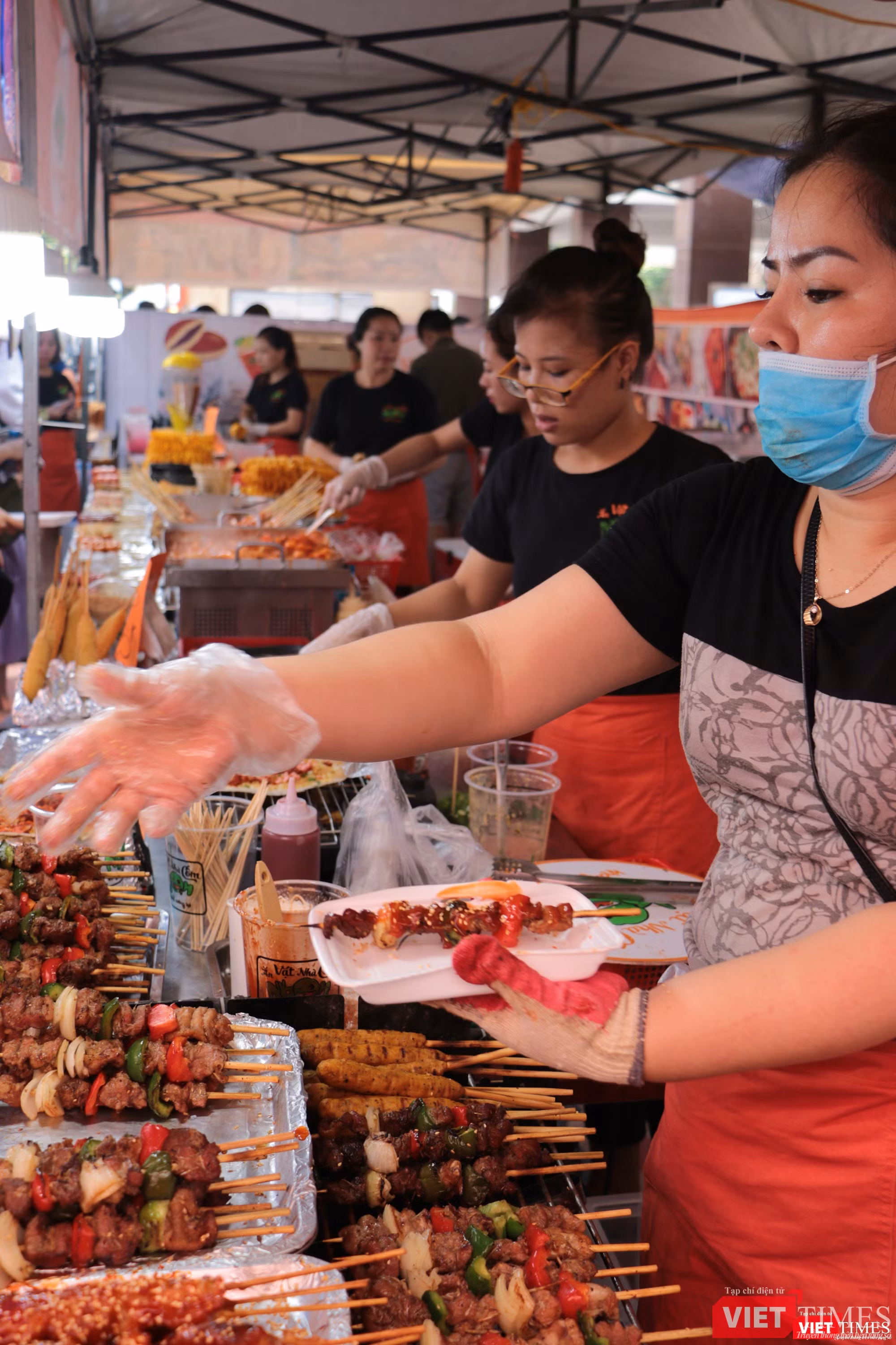 Các gian hàng phục vụ ăn uống tại sự kiện cũng rất nhộn nhịp