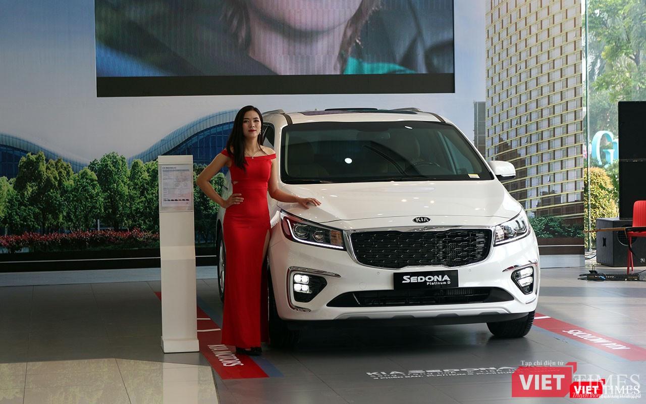Ở phiên bản mới, Kia Sedona 2018 tiếp tục mang một hình ảnh đại diện cho một chiếc xe sang, cao cấp với những đường nét tinh tế cùng công nghệ nổi bật.