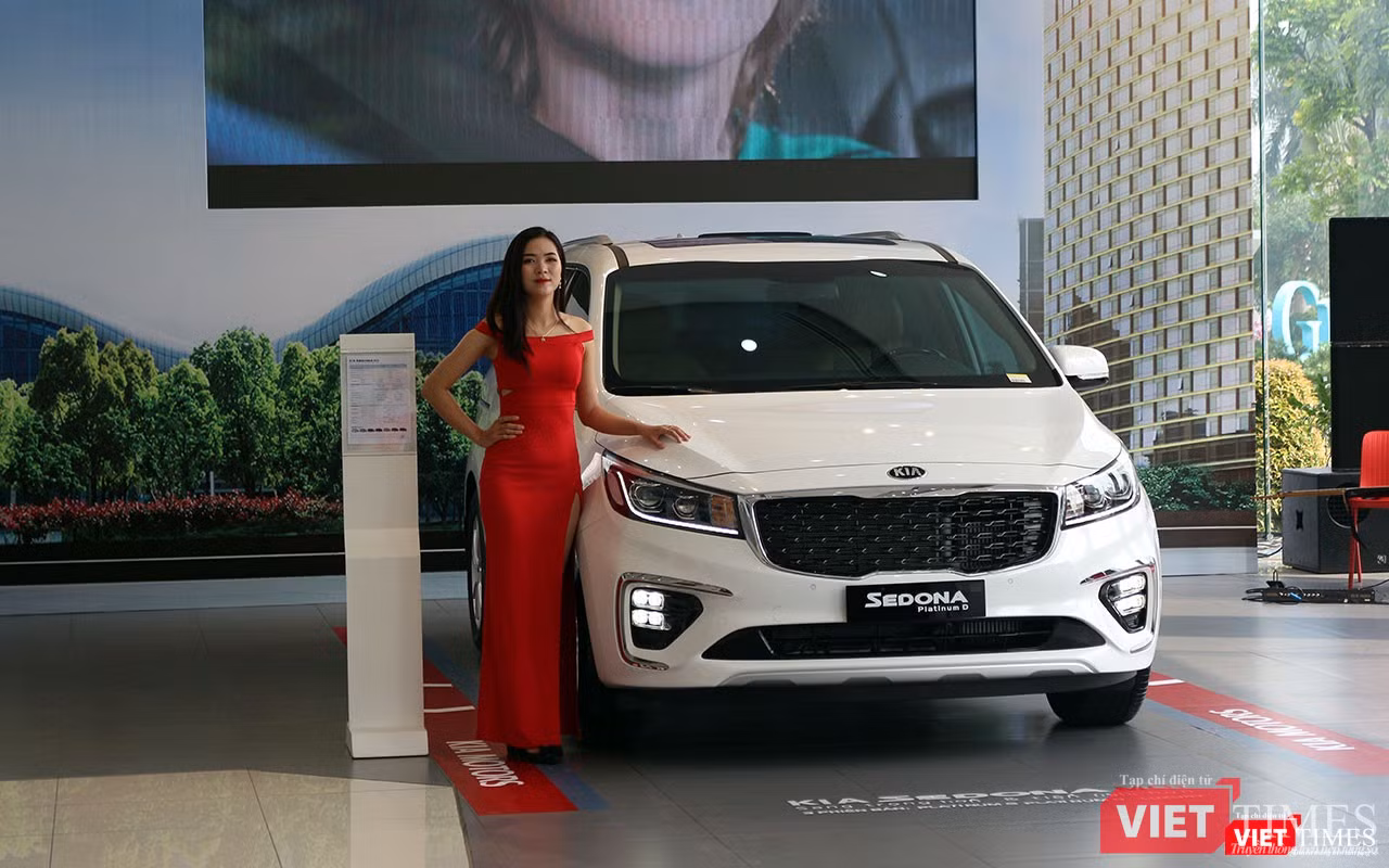 Ở phiên bản mới, Kia Sedona 2018 tiếp tục mang một hình ảnh đại diện cho một chiếc xe sang, cao cấp với những đường nét tinh tế cùng công nghệ nổi bật.