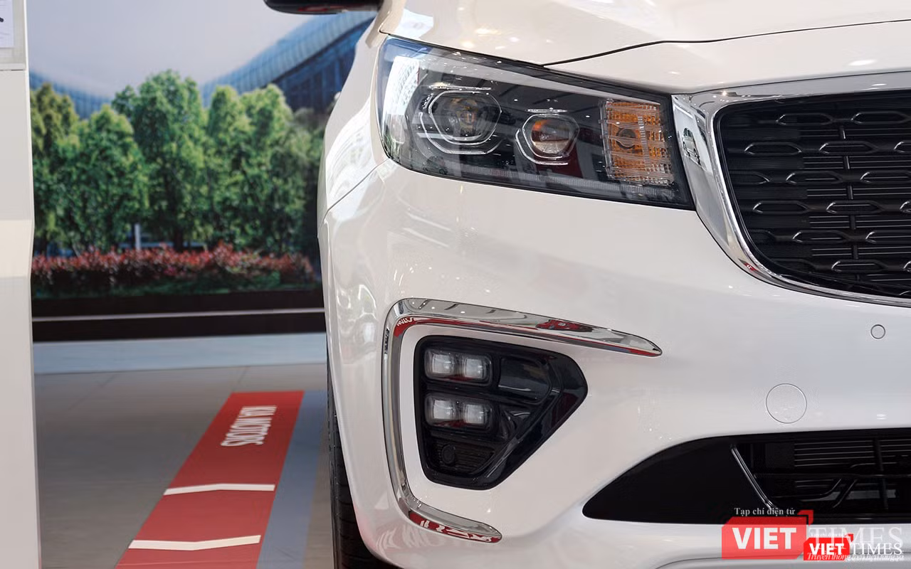 Điểm dễ dàng nhận ra ở phần đầu xe của Kia Sedona 2018 phiên bản mới chính là hệ thống đèn pha công nghệ LED được cải tiến cao cấp, hiện đại hơn đèn HID hiện nay, mang đến hiệu quả chiếu sáng vượt trội hỗ trợ người sử dụng lái xe an toàn.