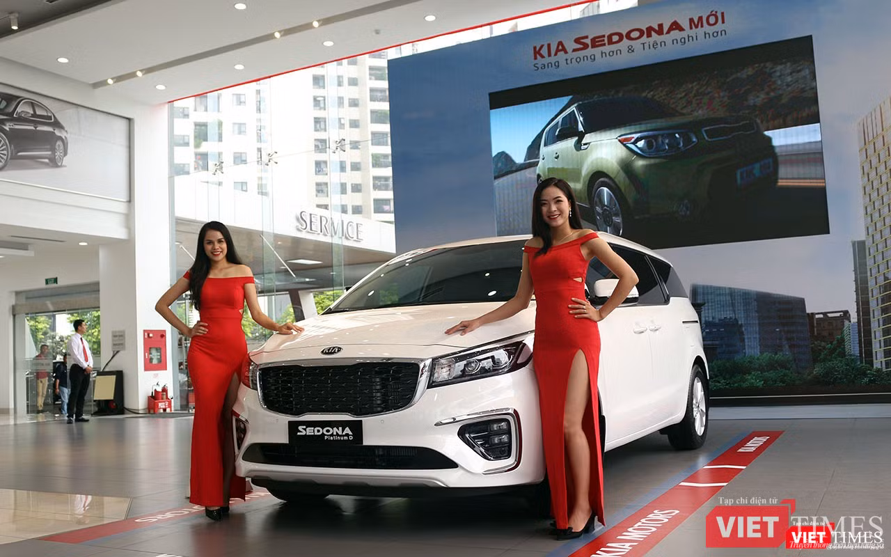 So với phiên bản cũ, Kia Sedona 2018 sử dụng động cơ dầu đã tăng thêm công suất 7 mã lực. Bên cạnh đó, tiếng ồn và độ rung của xe khi chuyển số cũng được giảm thiểu đáng kể. Tại thị trường Việt Nam, Kia Sedona mới được Thaco phân phối gồm 3 phiên bản lựa chọn: Platinum G, Platinum D, Luxury với 7 màu sắc ngoại thất khác nhau.