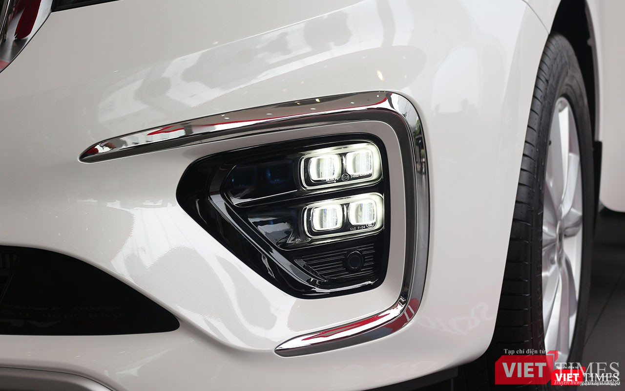 Cụm đèn sương mù dạng chùm 4 bóng LED bóng tương tự như những gì chúng ta thấy trên 2 mẫu xe của Kia là Sportage và Optima. Tô điểm bao quanh là dải crôm hình chữ C giúp tôn thêm vẻ sang trọng và cao cấp cho Kia Sedona 2018 phiên bản mới.