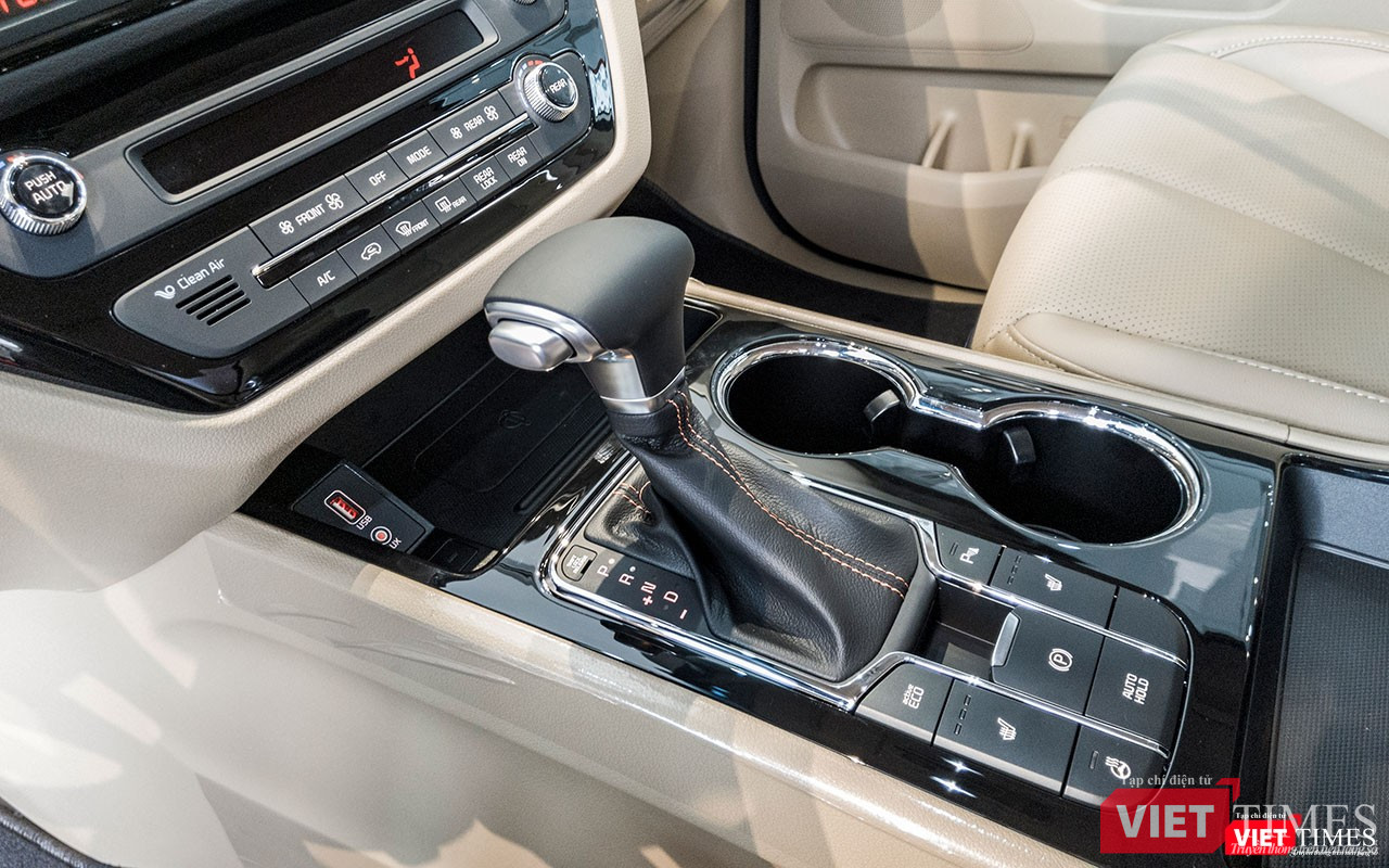 Lần đầu tiên trong phân khúc MPV 7 chỗ cỡ lớn tại Việt Nam, Kia Sedona 2018 phiên bản mới được trang bị hộp số tự động 8 cấp. Tuy nhiên, trang bị này chỉ có mặt trên phiên bản động cơ dầu 2.2L CRDi. Còn phiên bản động cơ xăng vẫn giữ nguyên hộp số tự động 6 cấp.