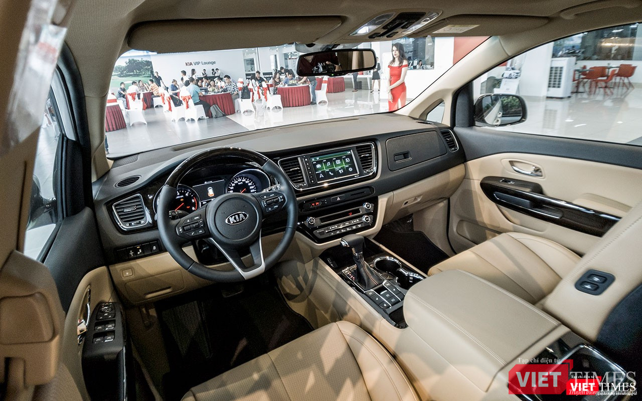 Bên trong không gian nội thất của Kia Sedona 2018 phiên bản mới là hàng loạt những chi tiết được bổ sung và nâng cấp, chào đón khách hàng bằng vẻ sang trọng với tay lái được bọc da và ốp gỗ.