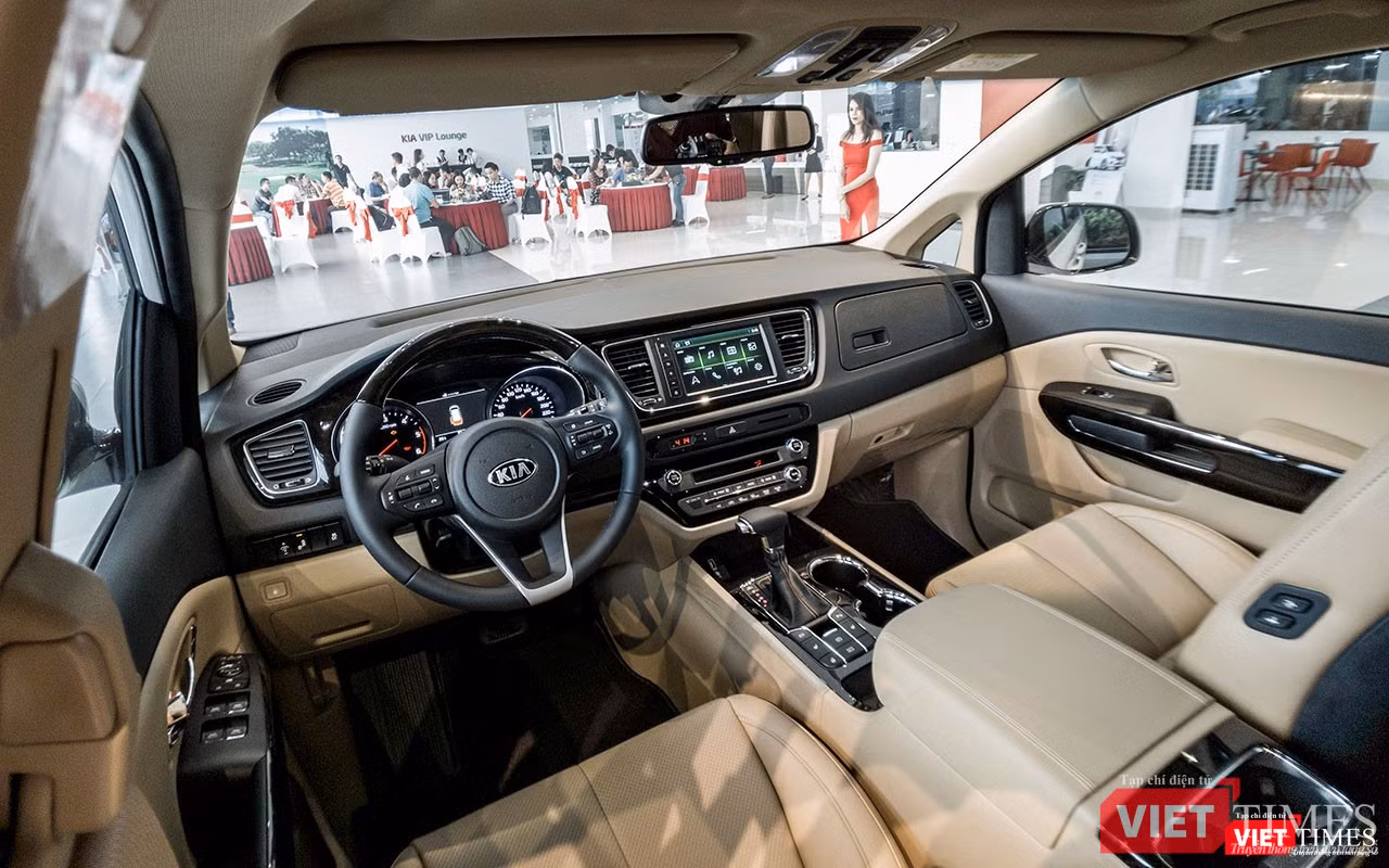 Bên trong không gian nội thất của Kia Sedona 2018 phiên bản mới là hàng loạt những chi tiết được bổ sung và nâng cấp, chào đón khách hàng bằng vẻ sang trọng với tay lái được bọc da và ốp gỗ.