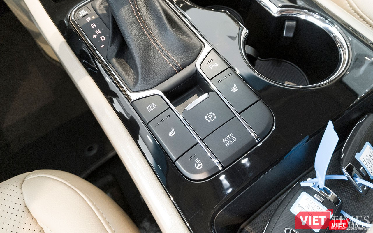 Một điểm nổi bật trong không gian nội thất của Kia Sedona 2018 còn là sự xuất hiện của phanh tay điện tử thay thế cho dạng đạp chân của phiên bản cũ, nhằm nâng cao mức độ an toàn cho người sở hữu. Ngoài ra, xe còn được bổ sung thêm tính năng phanh tự động khi dừng đỗ Auto Hold.