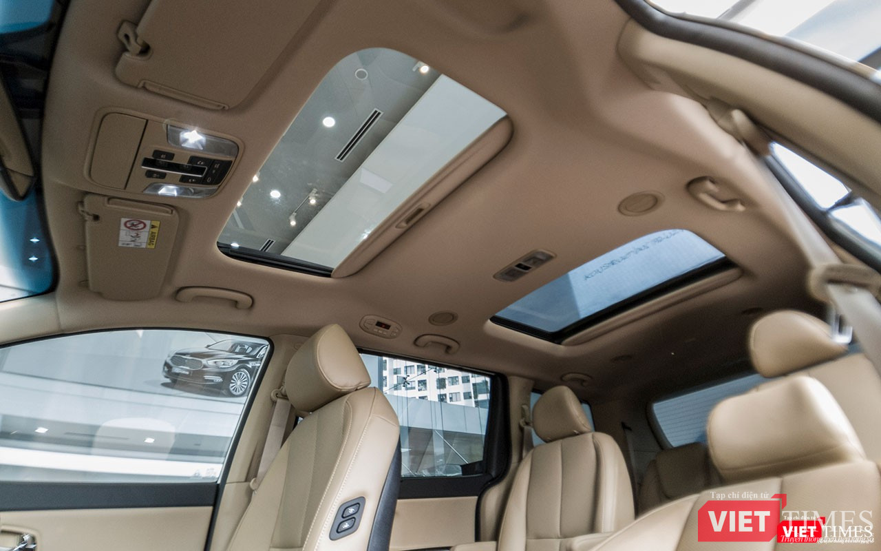 Hai cửa sổ trời cực rộng được bố trí dọc trần xe, giúp mang đến không gian thiên nhiên đến gần hơn với khoang nội thất của xe.