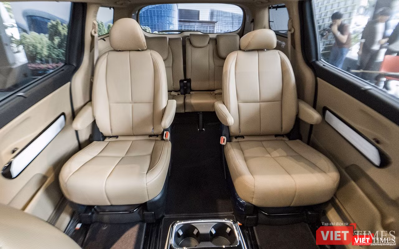 Các hàng ghế được điều chỉnh linh hoạt cùng lối đi giữa hai hàng ghế rộng hơn giúp việc di chuyển trở nên thuận tiện, đem lại sự thoải mái cho khách hàng dù ngồi ở bất kỳ vị trí nào trong xe.