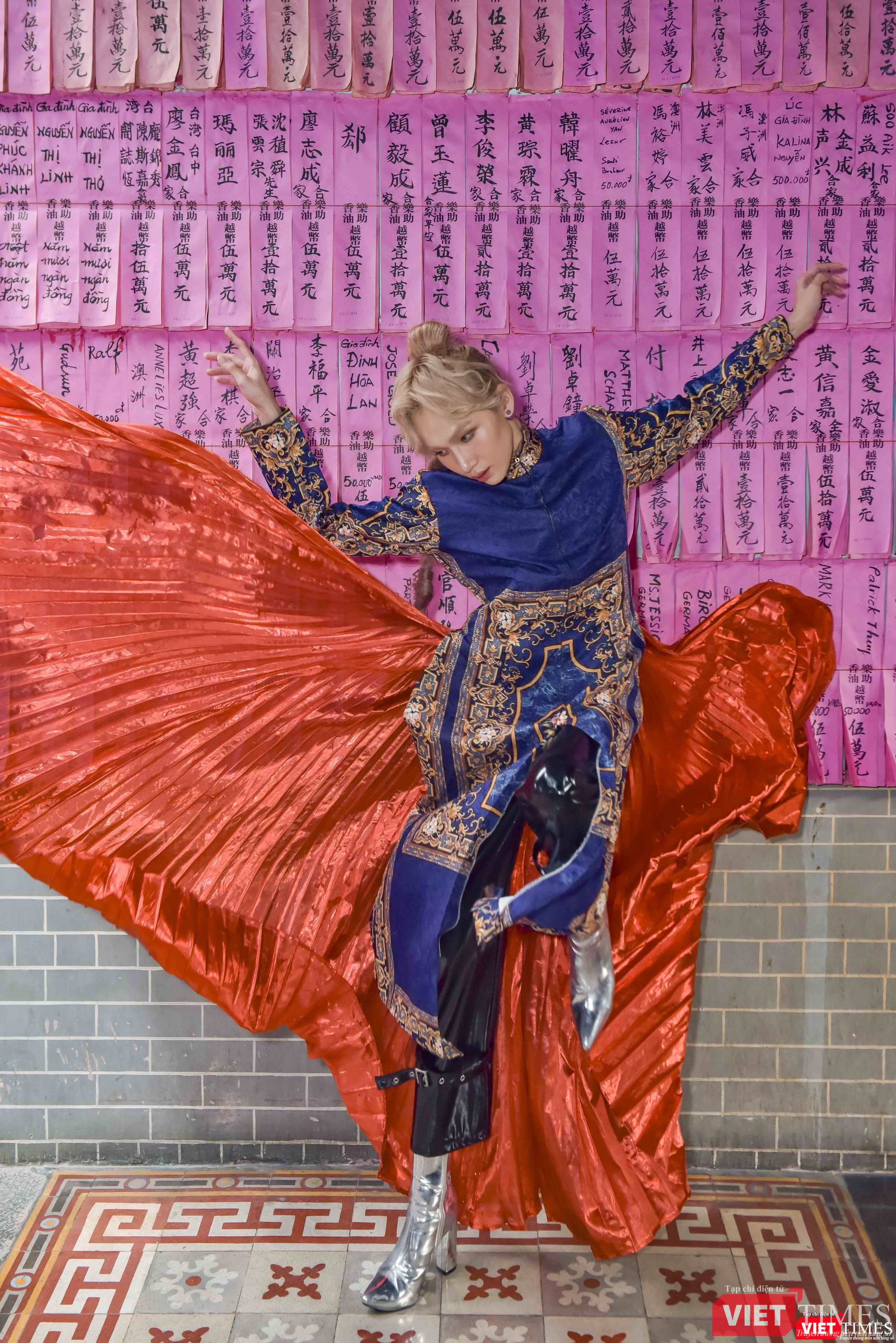 Vio Hồ với những màn tạo dáng xuất thần khiến khán giả không khỏi xuýt xoa