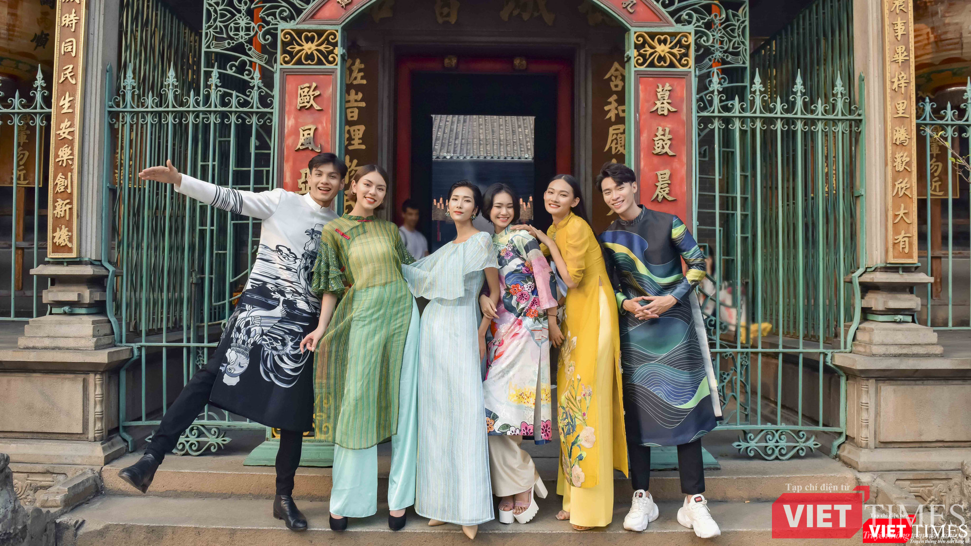 Các thí sinh vô cùng hào hứng khi được diện trang phục áo dài Việt Nam vừa truyền thống xen lẫn hiện đại