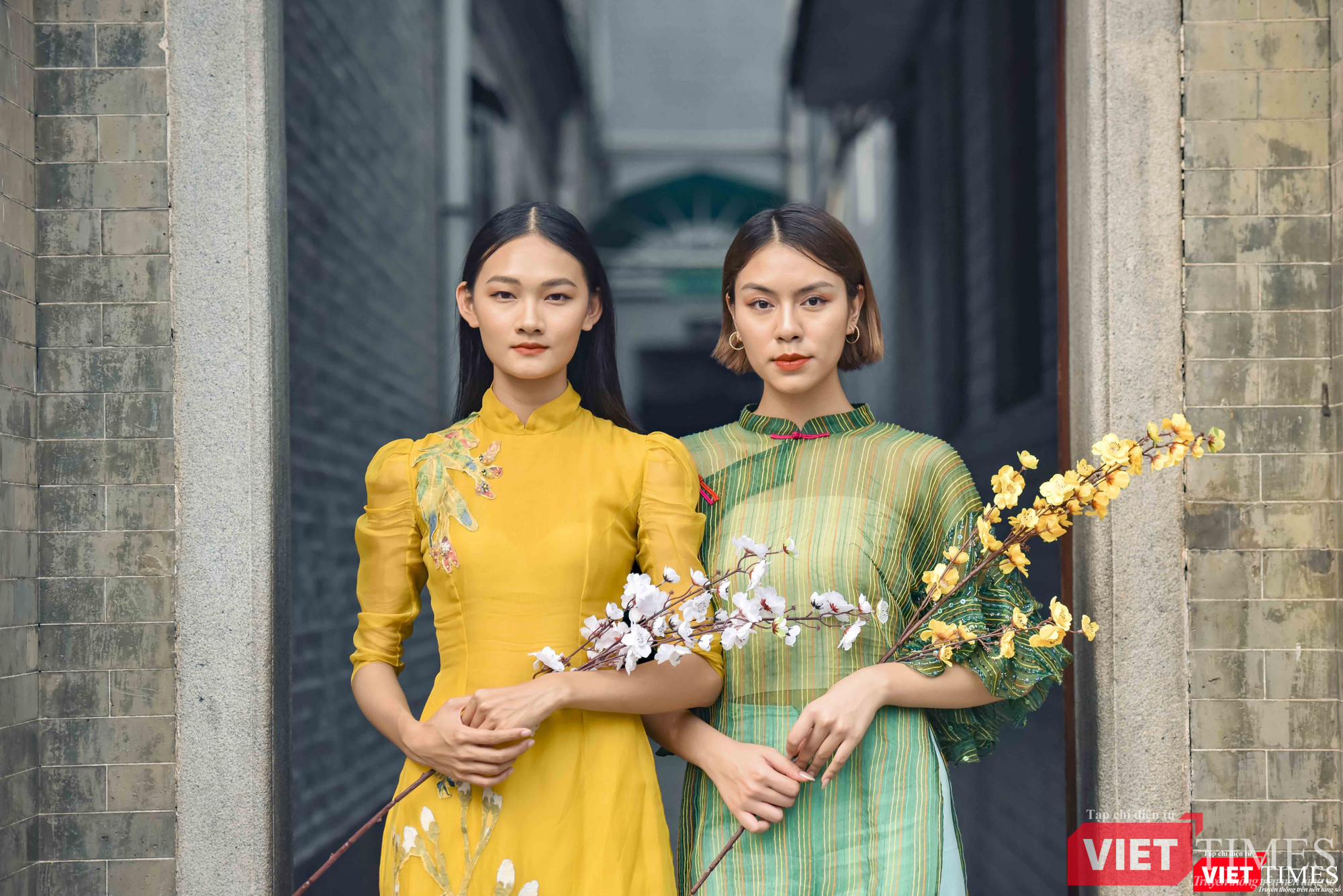 Khác với các tạo dáng high fashion ngày thường, Ngọc Ánh và Phương Linh hôm nay có phần dịu dàng, đằm thắm hơn trong bộ hình Tết