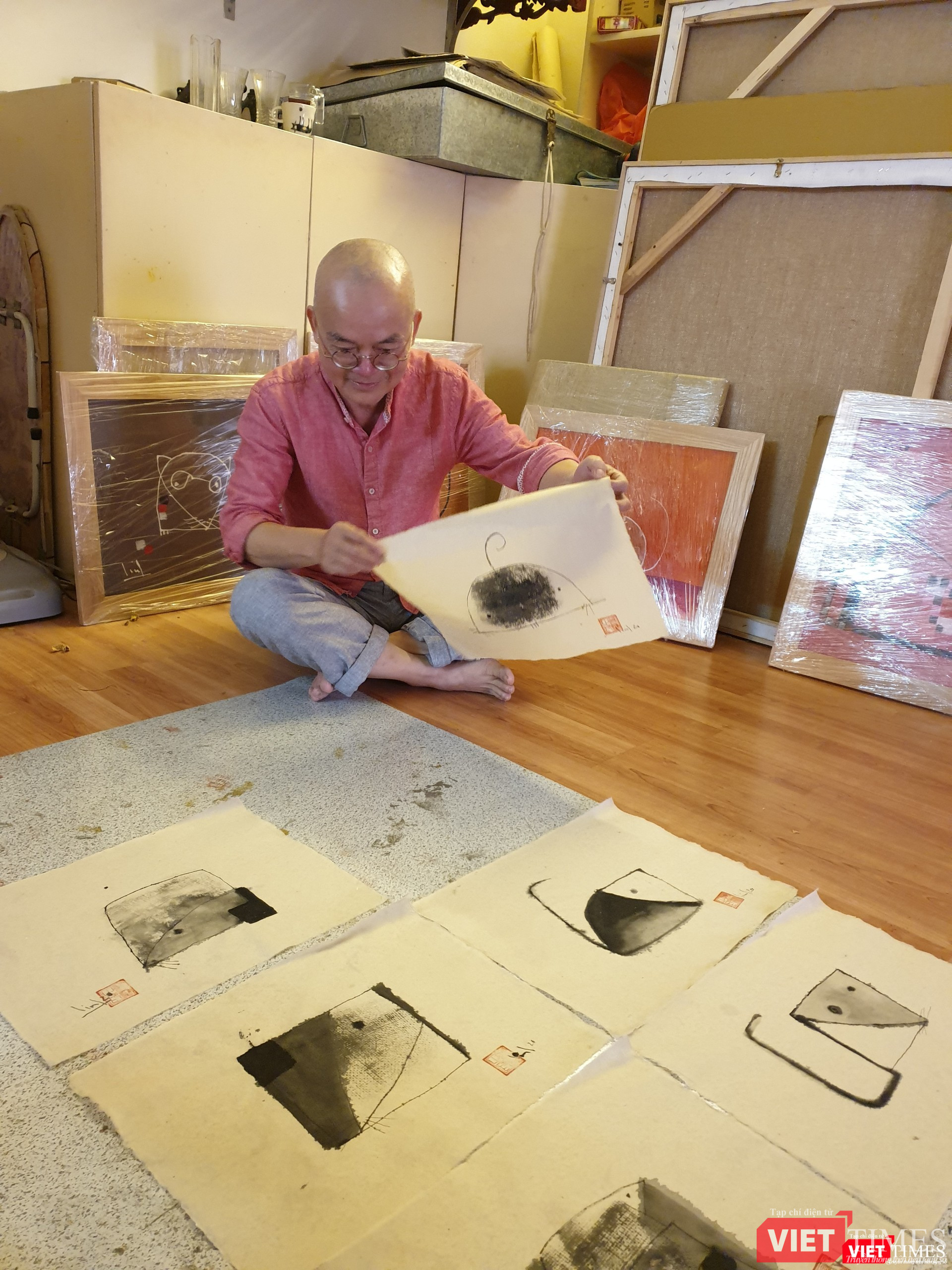 Tào Linh - họa sĩ tuổi Canh Tý kể chuyện vẽ tranh chuột ảnh 2 Họa sĩ Tào Linh bên bộ tranh chuột tại xưởng vẽ