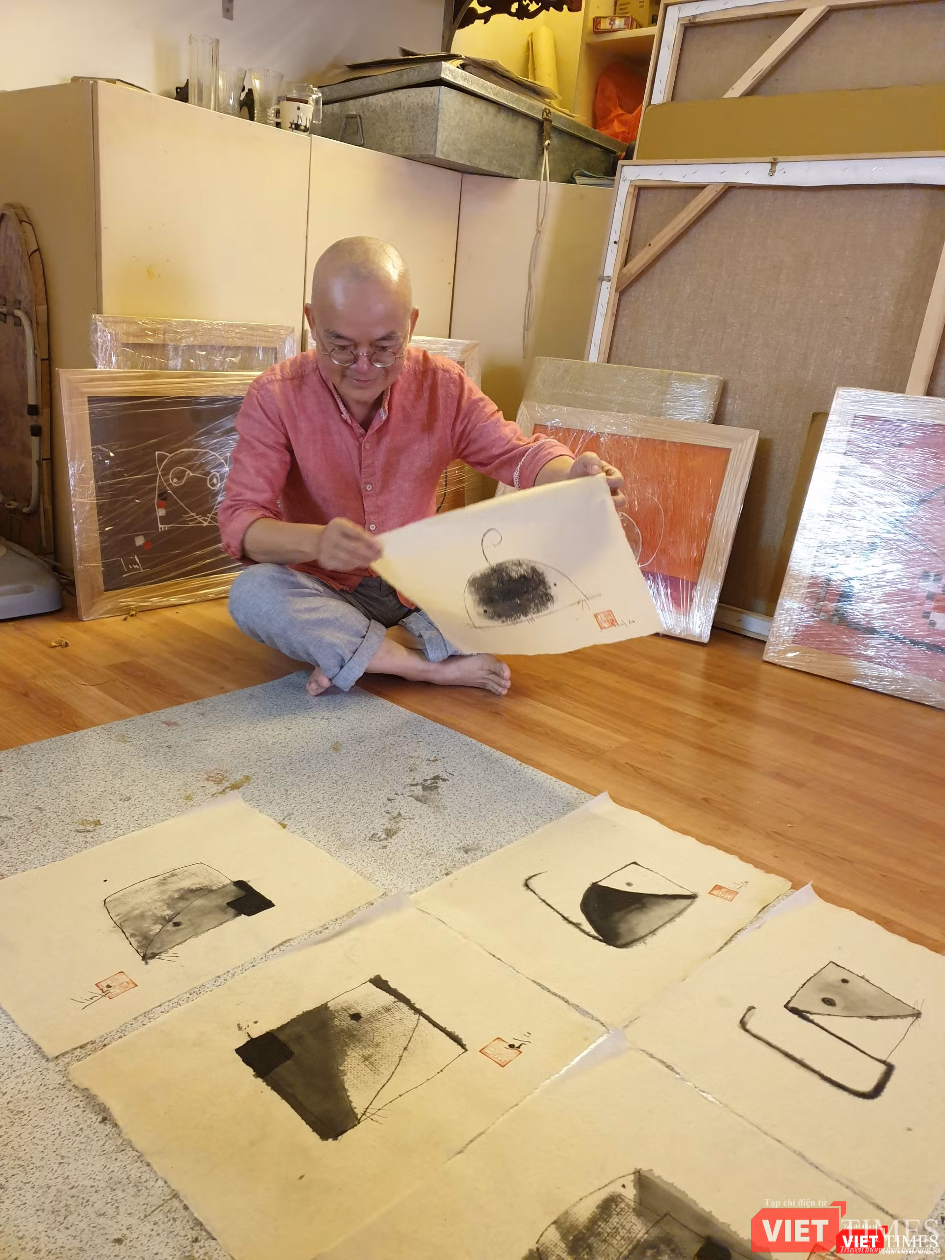 Họa sĩ Tào Linh bên bộ tranh chuột tại xưởng vẽ 