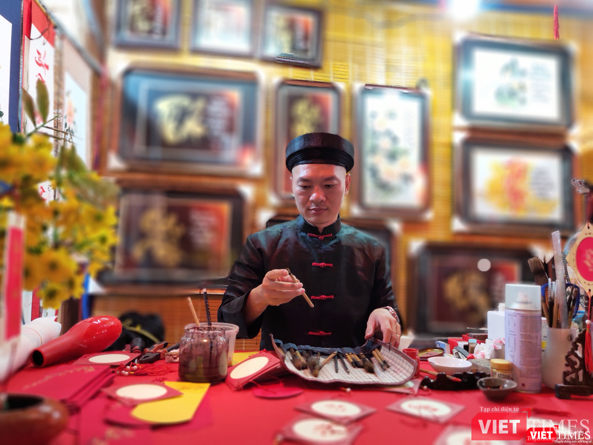 Lựa từng cây bút để cho chữ người đi du xuân