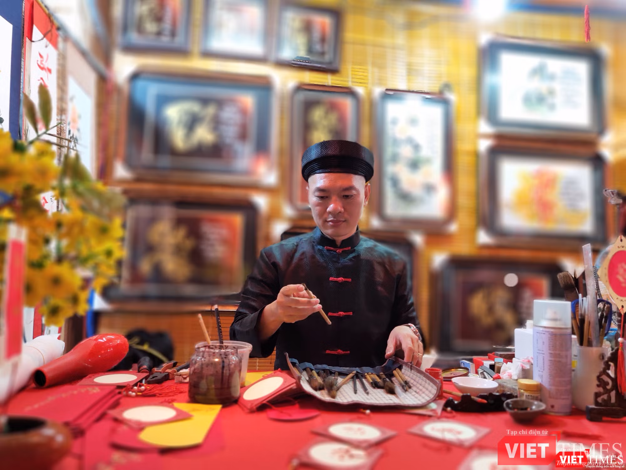 Lựa từng cây bút để cho chữ người đi du xuân Lựa từng cây bút để cho chữ người đi du xuân