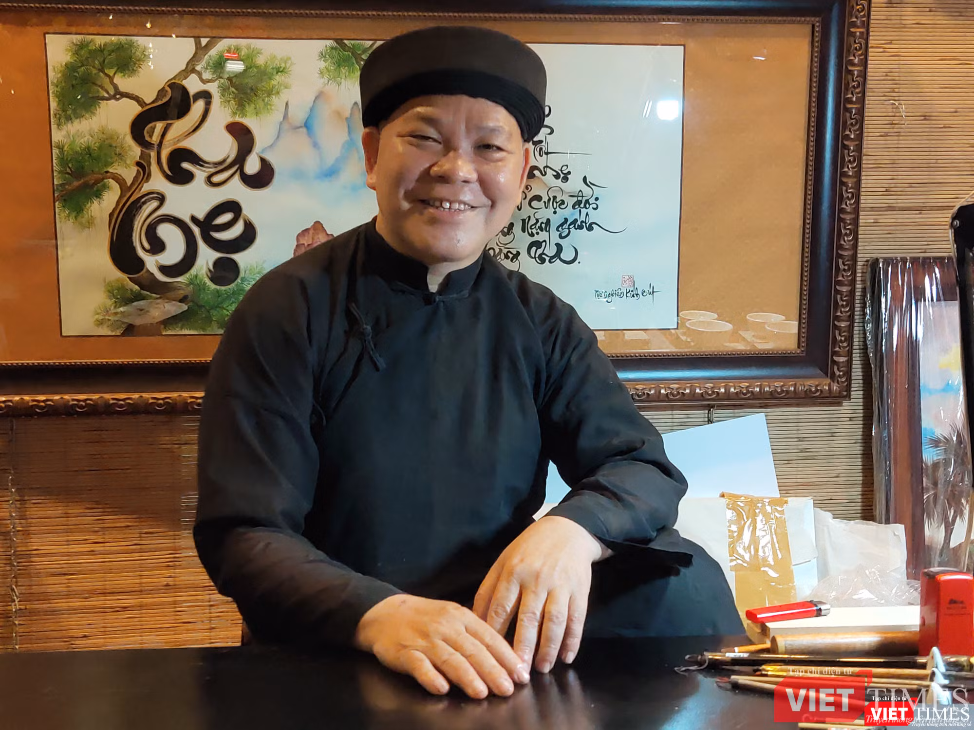 Các thư pháp gia ở rất nhiều lứa tuổi cùng tham gia phố ông đồ Các thư pháp gia ở rất nhiều lứa tuổi cùng tham gia phố ông đồ