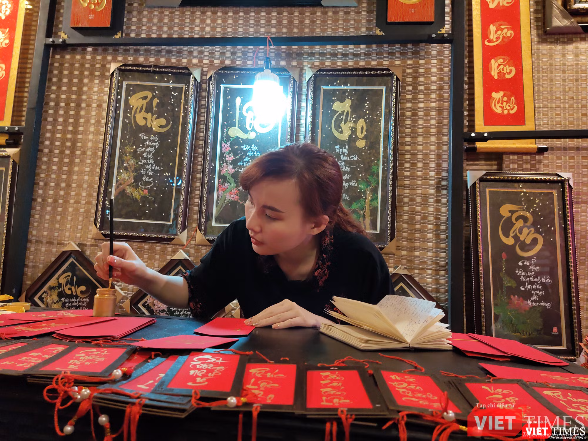 Nữ thư pháp gia còn rất trẻ miệt mài với những phong bao lì xì chúc xuân Nữ thư pháp gia còn rất trẻ miệt mài với những phong bao lì xì chúc xuân