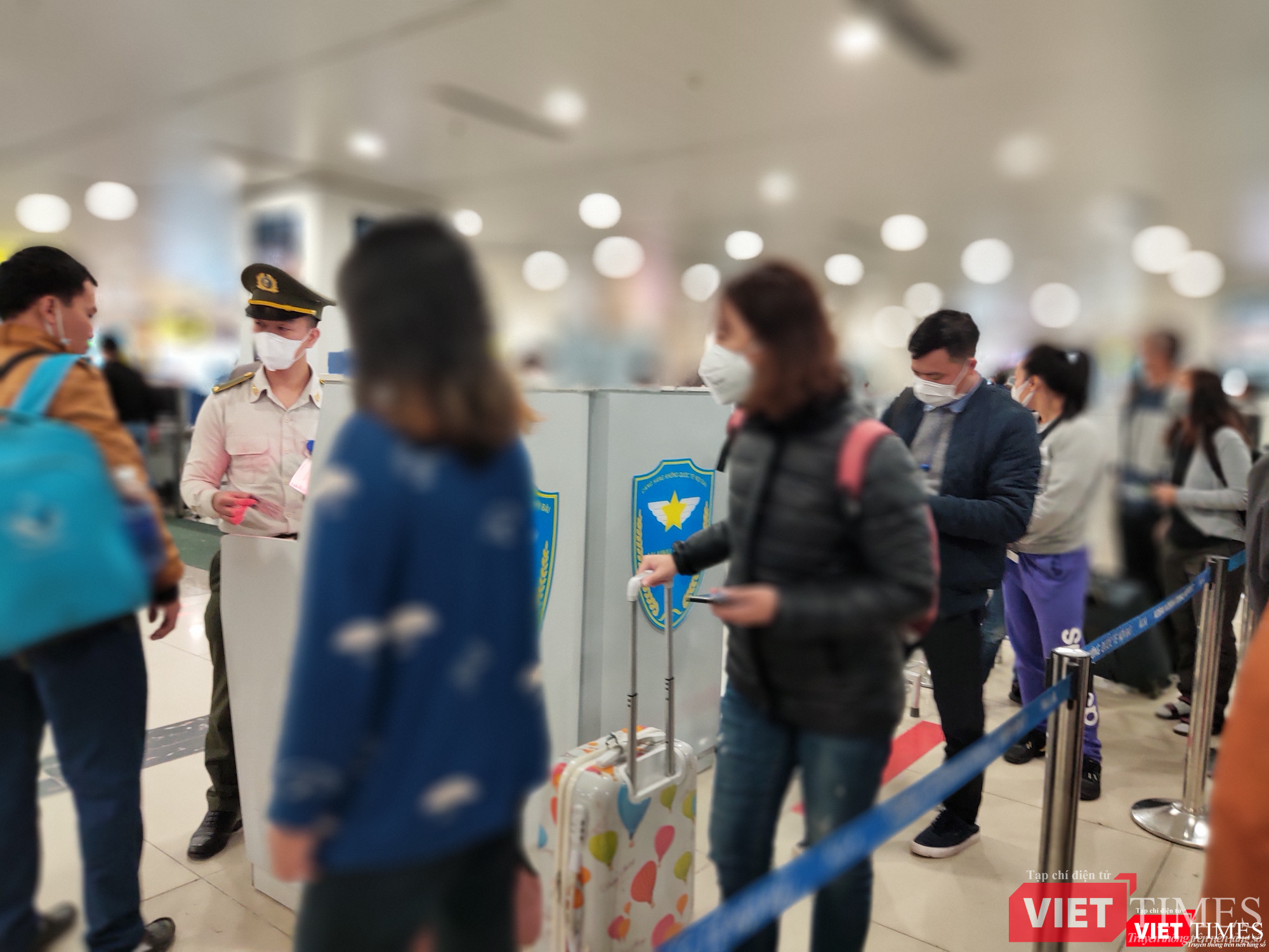 Cả hành khách lẫn nhân viên sân bay đều phải đeo khẩu trang 