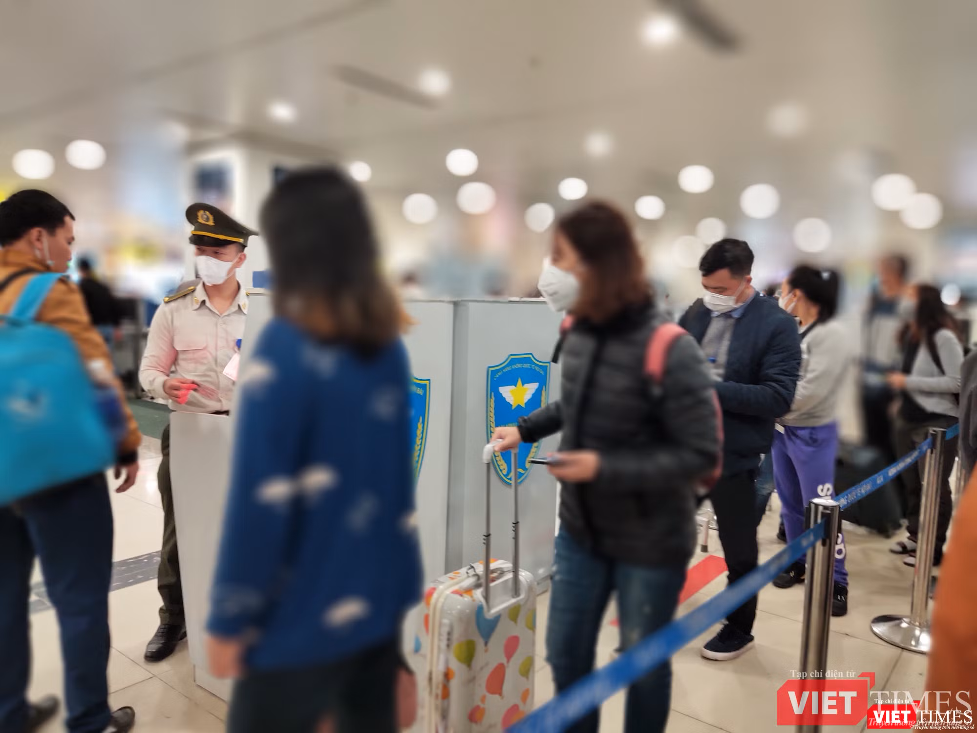 Cả hành khách lẫn nhân viên sân bay đều phải đeo khẩu trang Cả hành khách lẫn nhân viên sân bay đều phải đeo khẩu trang