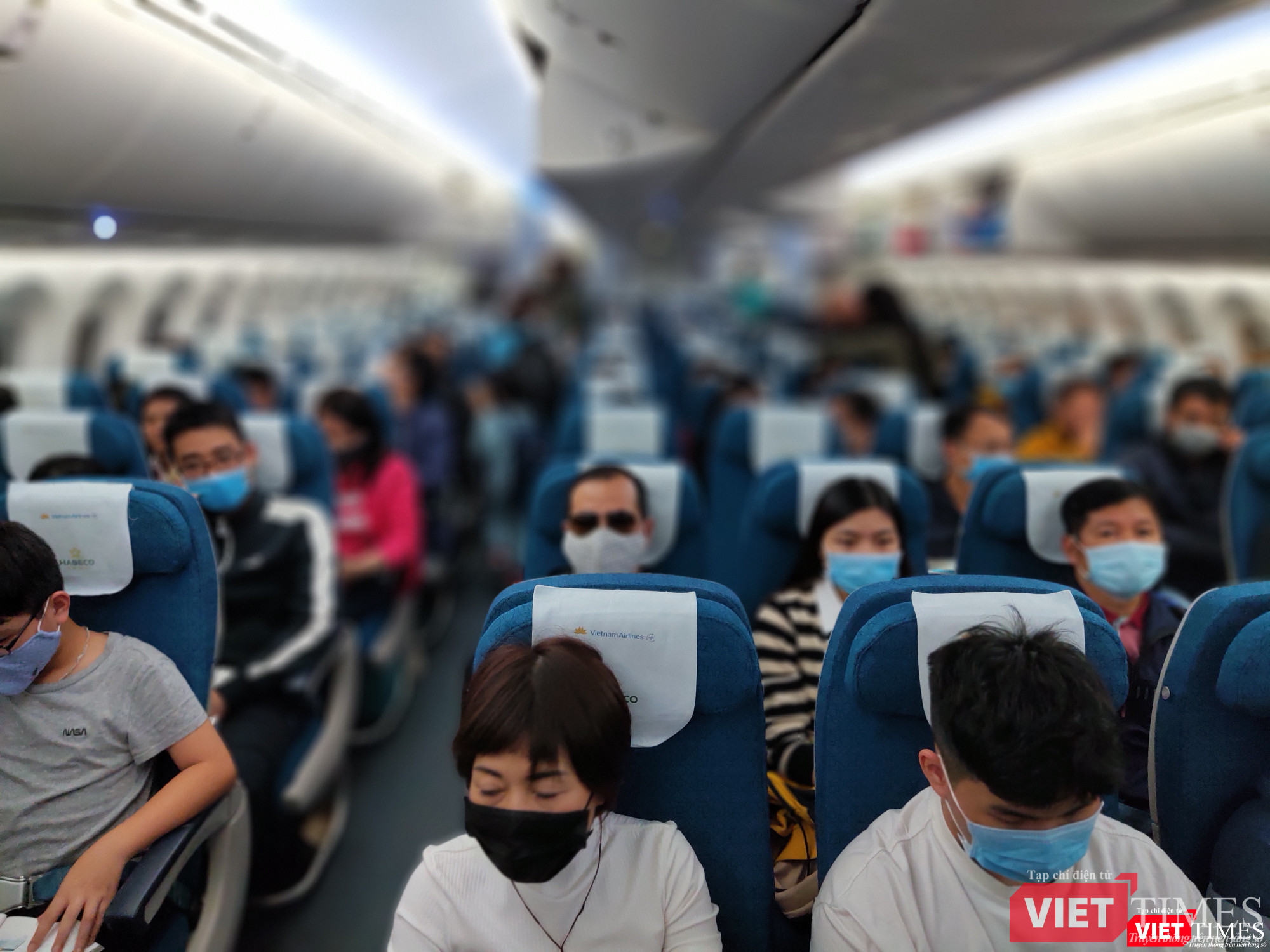 Hầu như toàn bộ hành khách trên các chuyến bay đều đeo khẩu trang