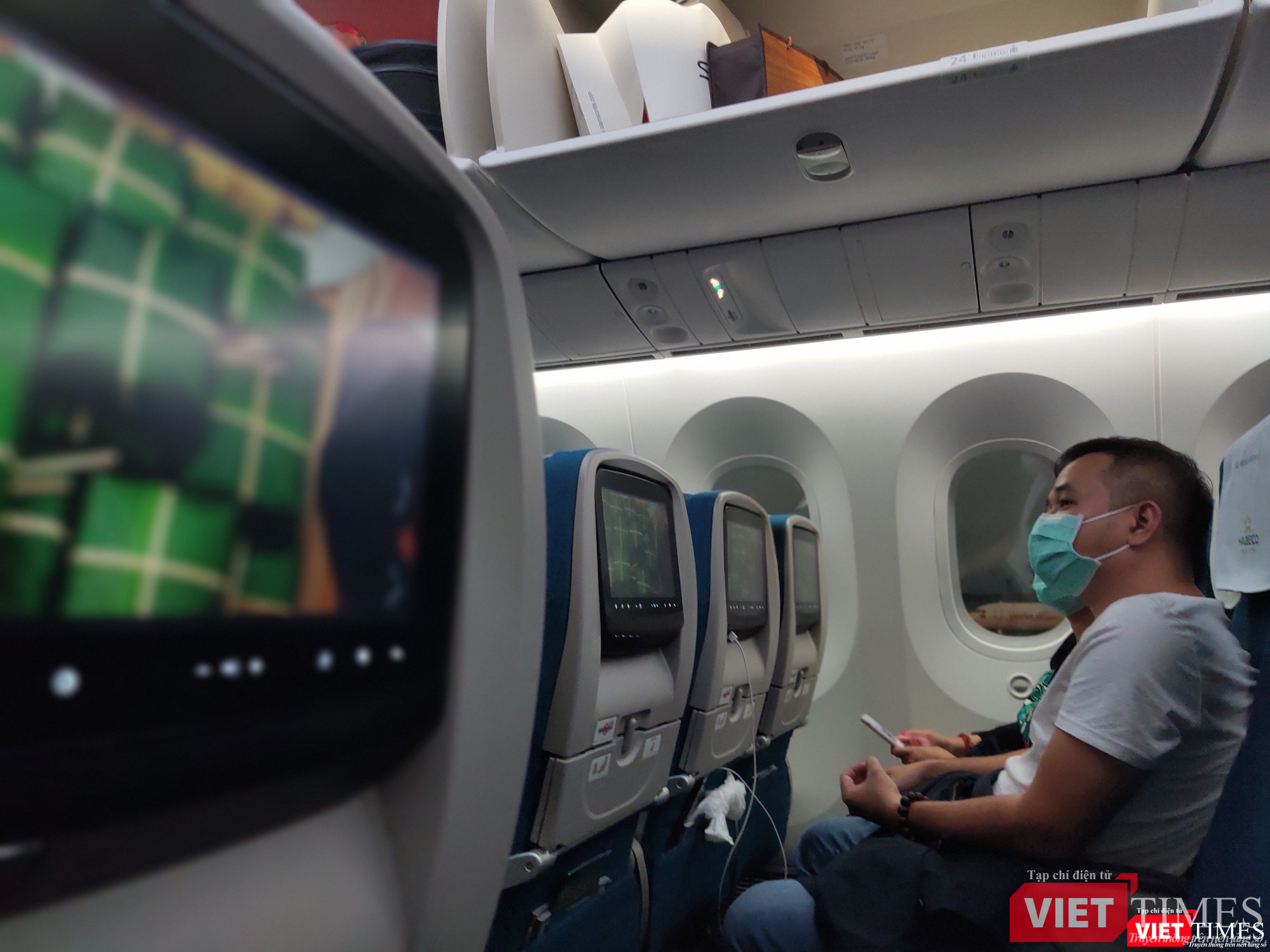 Hành khách đeo khẩu trang suốt chuyến bay Tết 