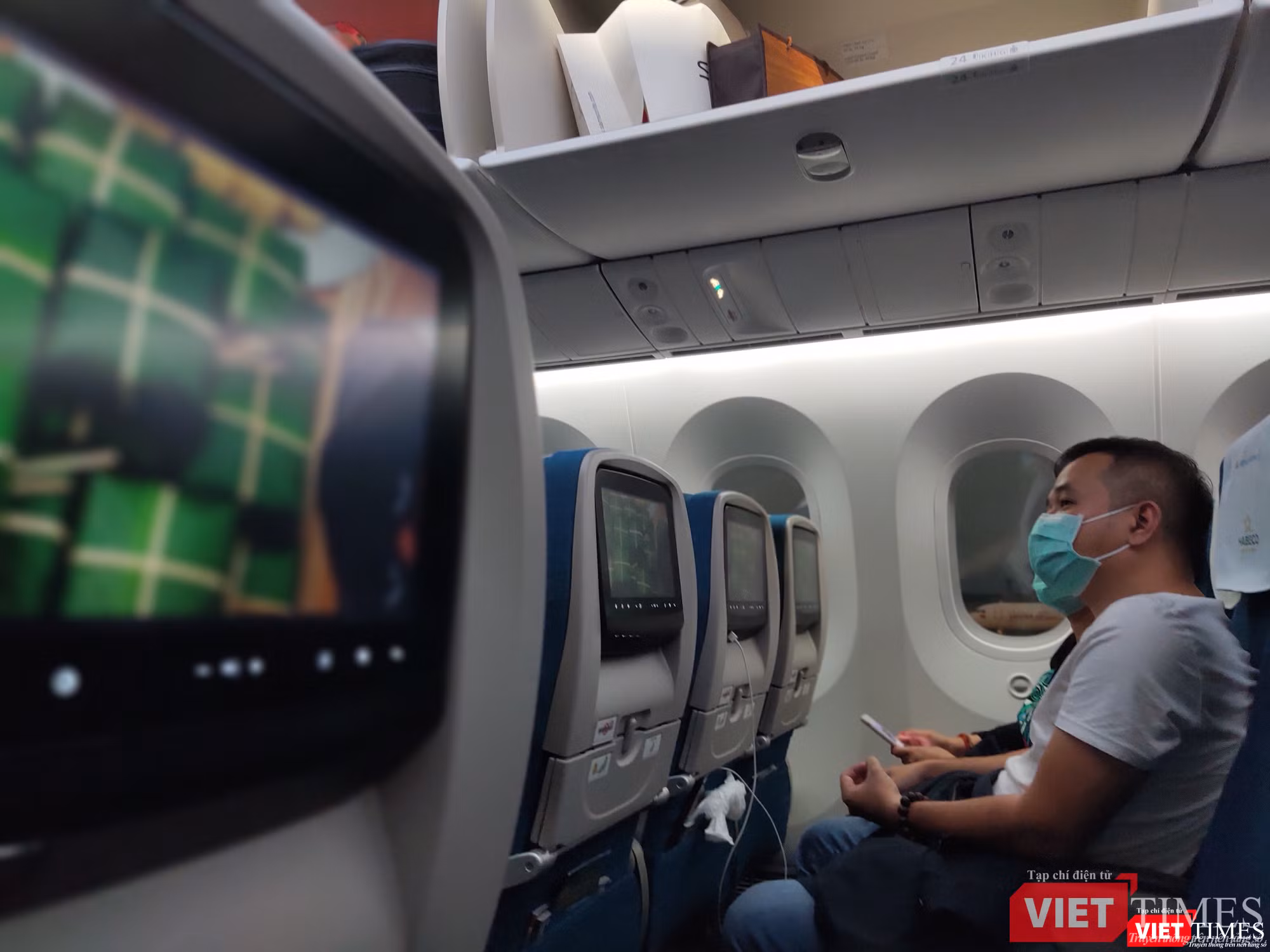 Hành khách đeo khẩu trang suốt chuyến bay Tết Hành khách đeo khẩu trang suốt chuyến bay Tết
