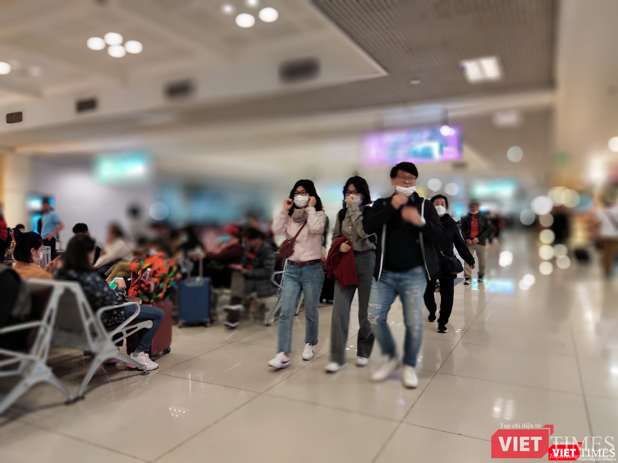 Bảo vệ bản thân và gia đình bằng khẩu trang khi xuất hiện ở những chỗ đông người 