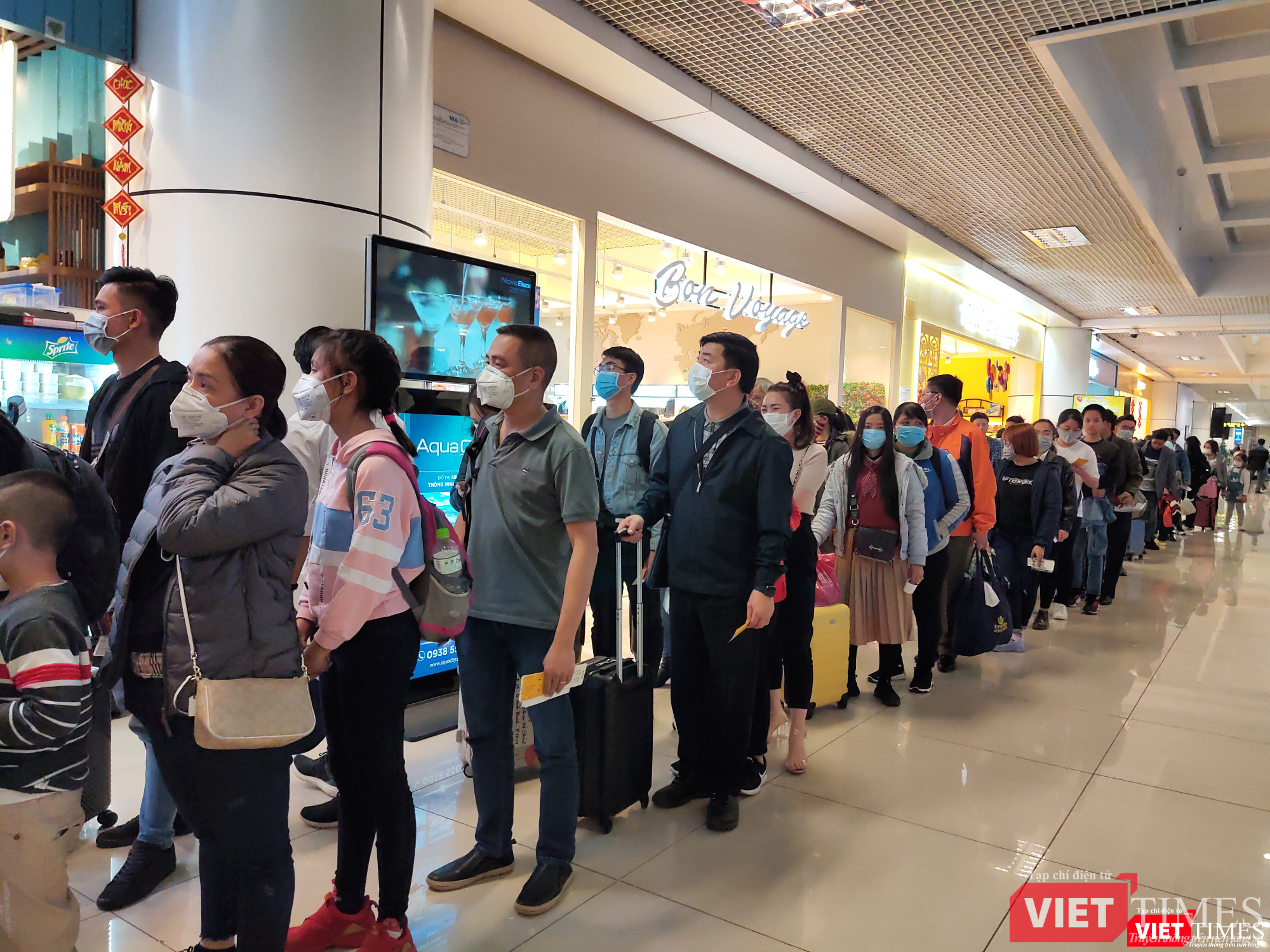 Hành khách xếp hàng ra cửa máy bay tại sân bay Nội Bài