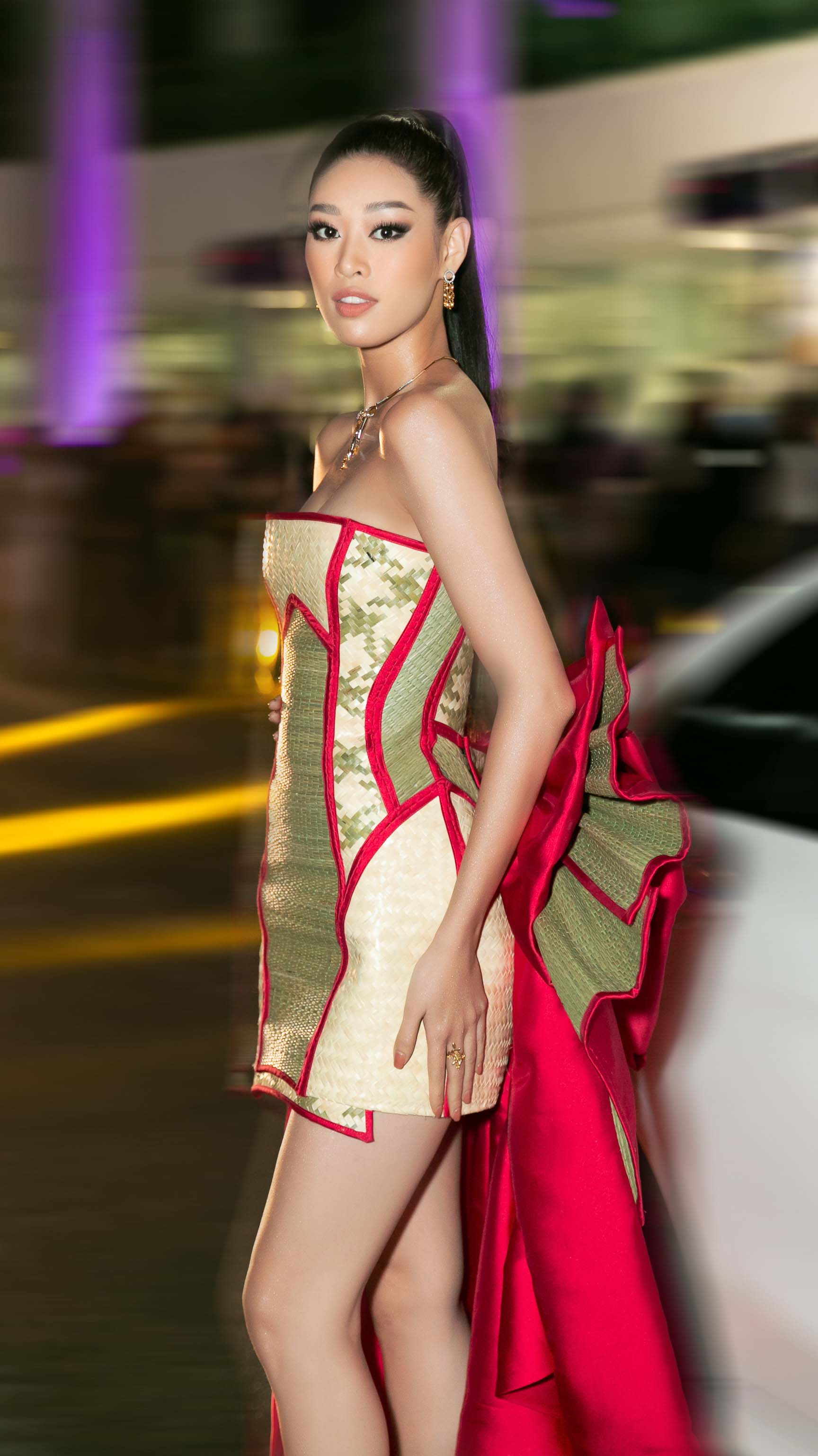 Hoa hậu nổi bật trên thảm đỏ với bộ trang phục đặc biệt Hoa hậu nổi bật trên thảm đỏ với bộ trang phục đặc biệt