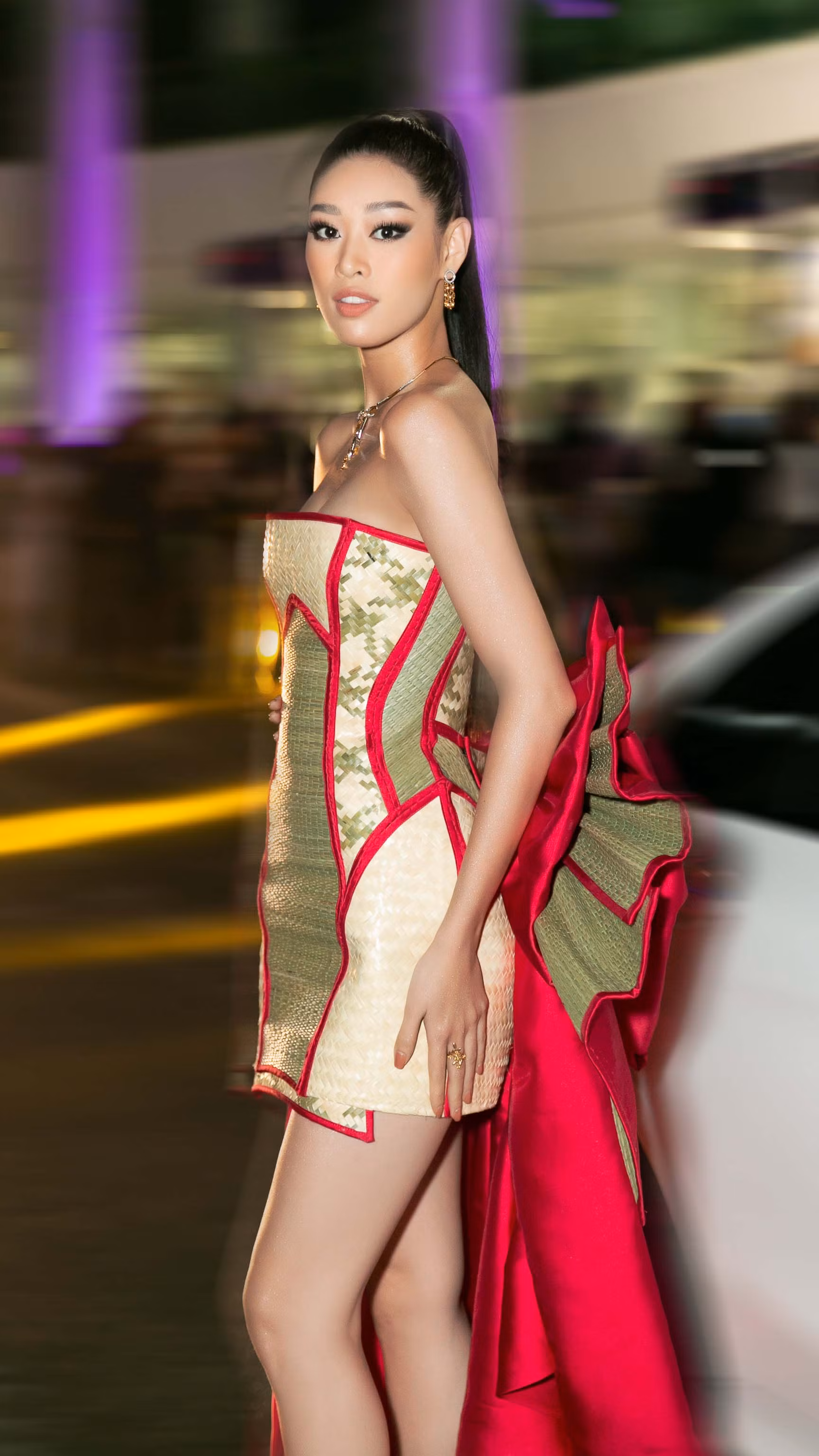 Hoa hậu nổi bật trên thảm đỏ với bộ trang phục đặc biệt 