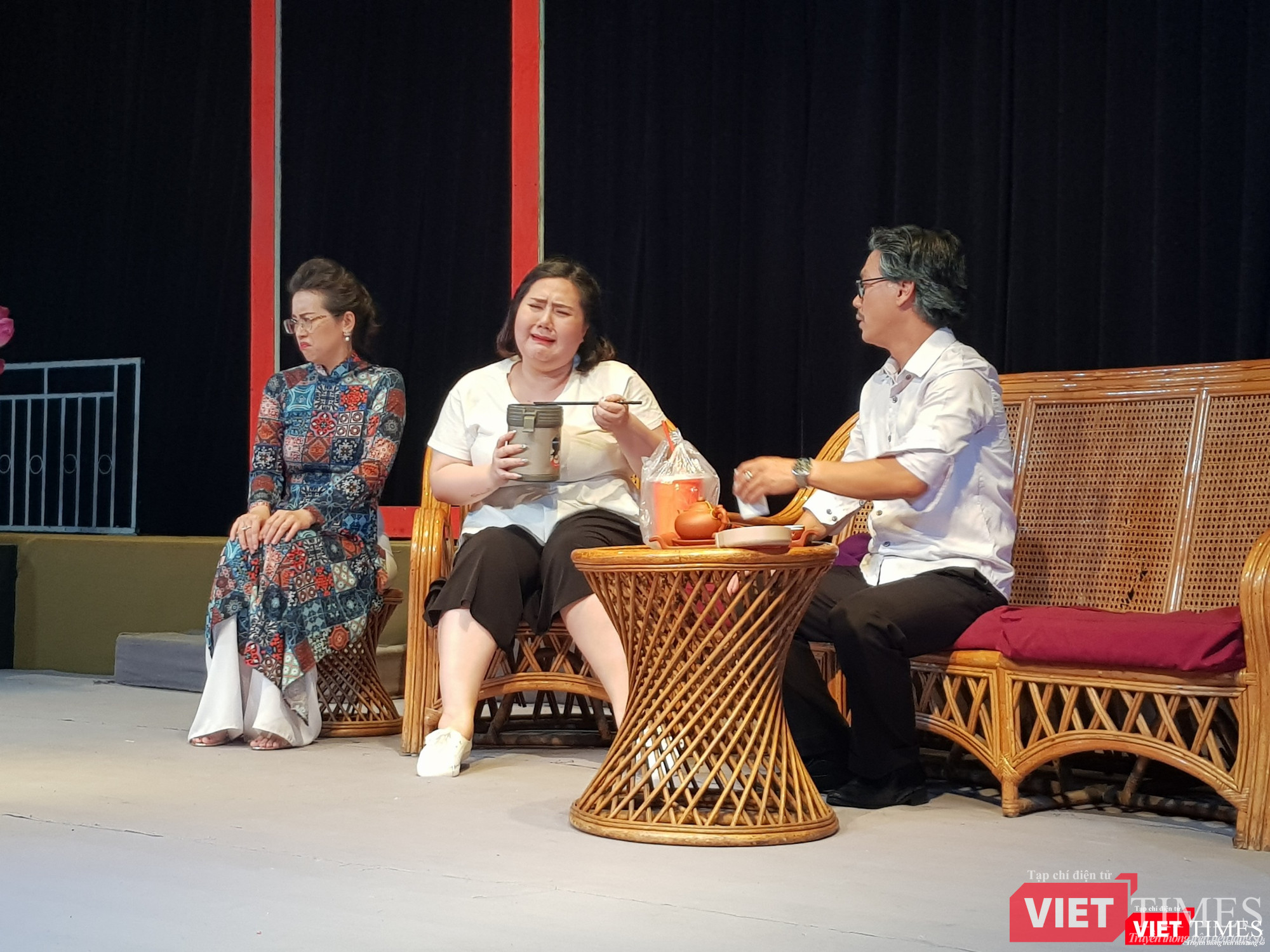 Cười ra nước mắt với những màn diễn của diễn viên - đạo diễn Quốc Thịnh (bên phải ảnh)