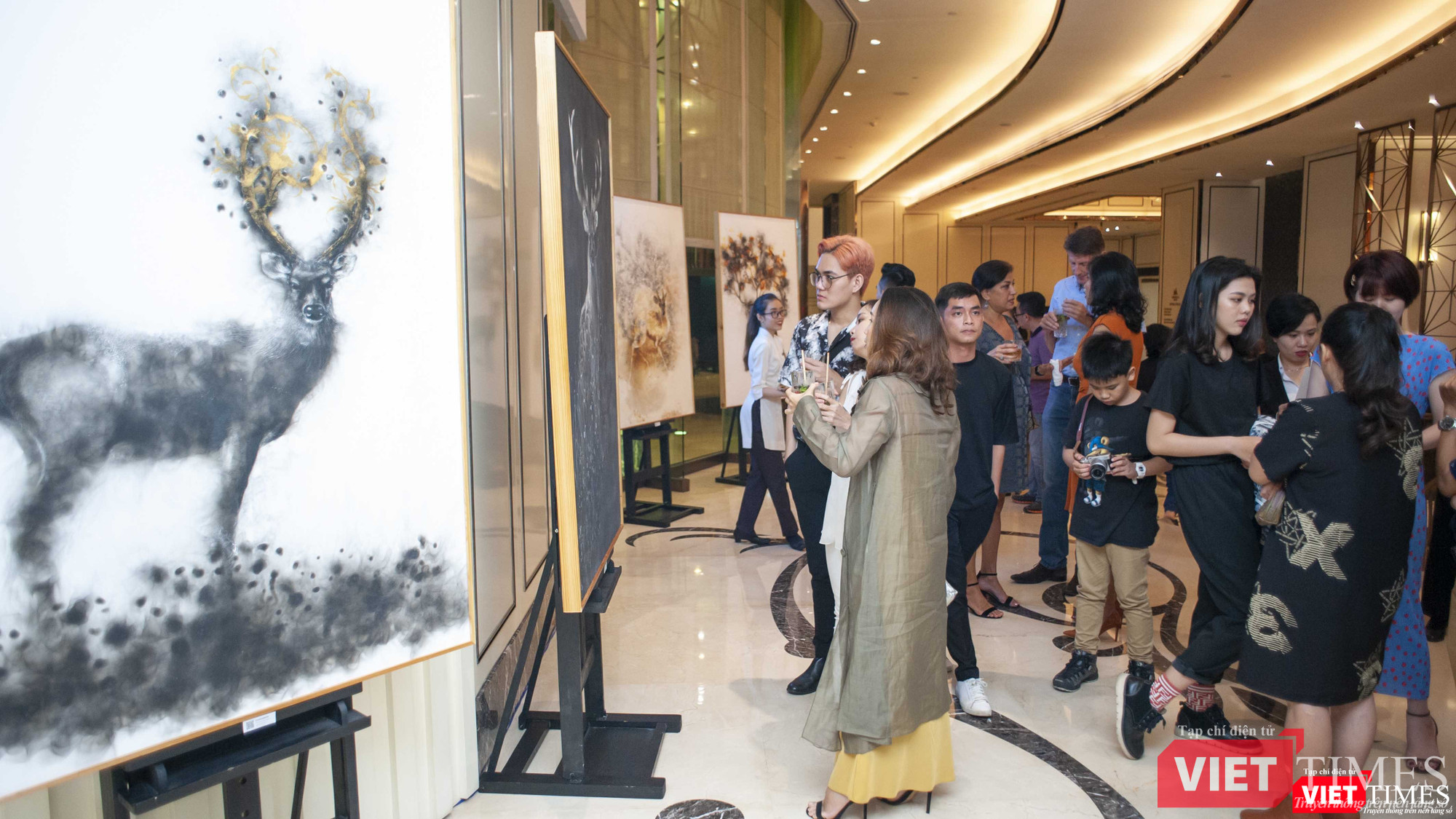 Bên cạnh các tác phẩm đang trưng bày là những cuộc thảo luận sôi nổi Bên cạnh các tác phẩm đang trưng bày là những cuộc thảo luận sôi nổi