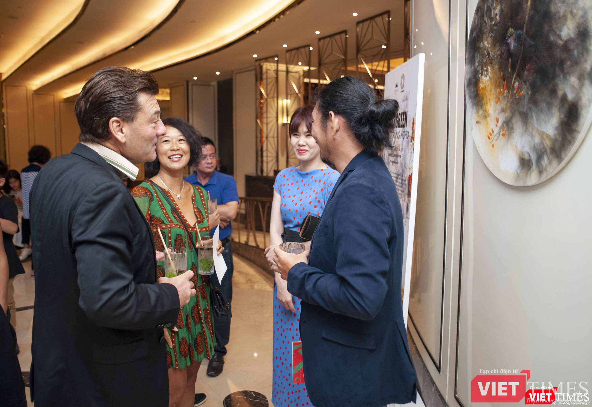 Họa sĩ Trung Nghĩa (bên phải ảnh) đang trao đổi với các khách thưởng lãm nghệ thuật Họa sĩ Trung Nghĩa (bên phải ảnh) đang trao đổi với các khách thưởng lãm nghệ thuật