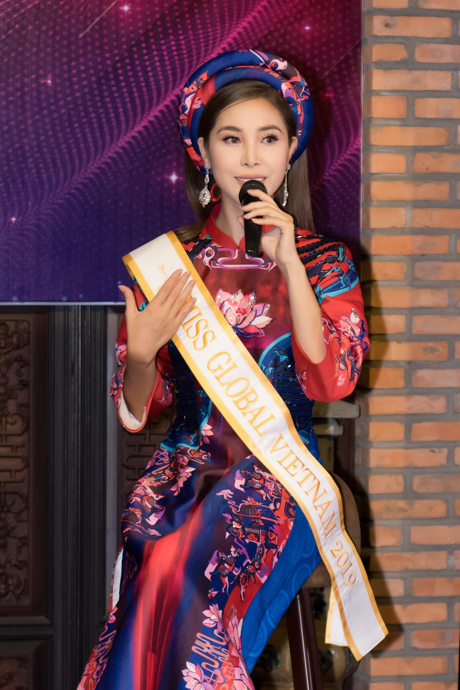 Keva Nguyễn nhiệt tình trả lời câu hỏi từ báo chí