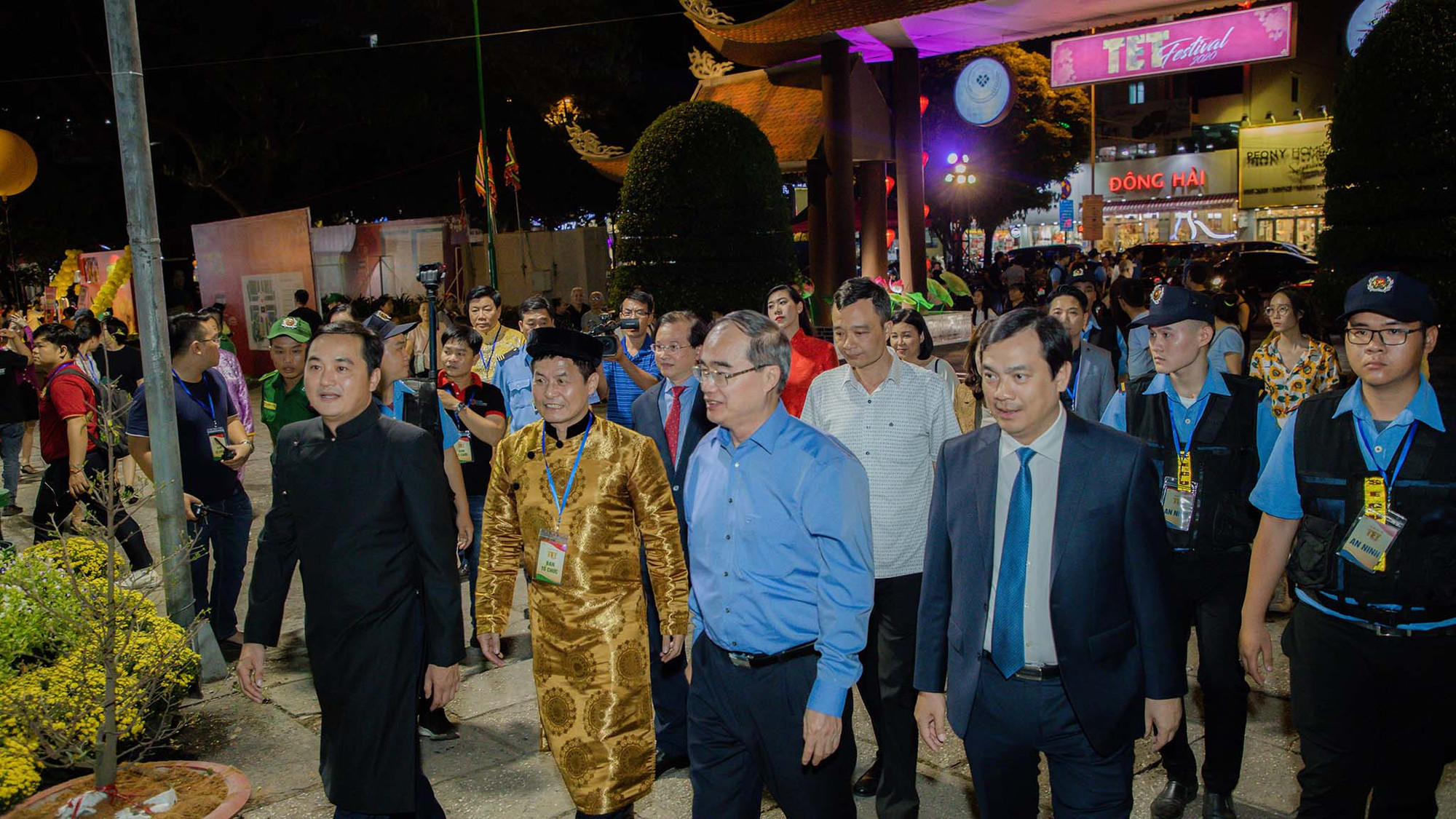 ông Nguyễn Thiện Nhân – Ủy viên Bộ chính trị, Bí thư Thành ủy TP.HCM, ông Tạ Quang Đông – Thứ trưởng Bộ văn hóa Thể thao & Du lịch cùng tham dự Lễ khai mạc ông Nguyễn Thiện Nhân – Ủy viên Bộ chính trị, Bí thư Thành ủy TP.HCM, ông Tạ Quang Đông – Thứ trưởng Bộ văn hóa Thể thao & Du lịch cùng tham dự Lễ khai mạc