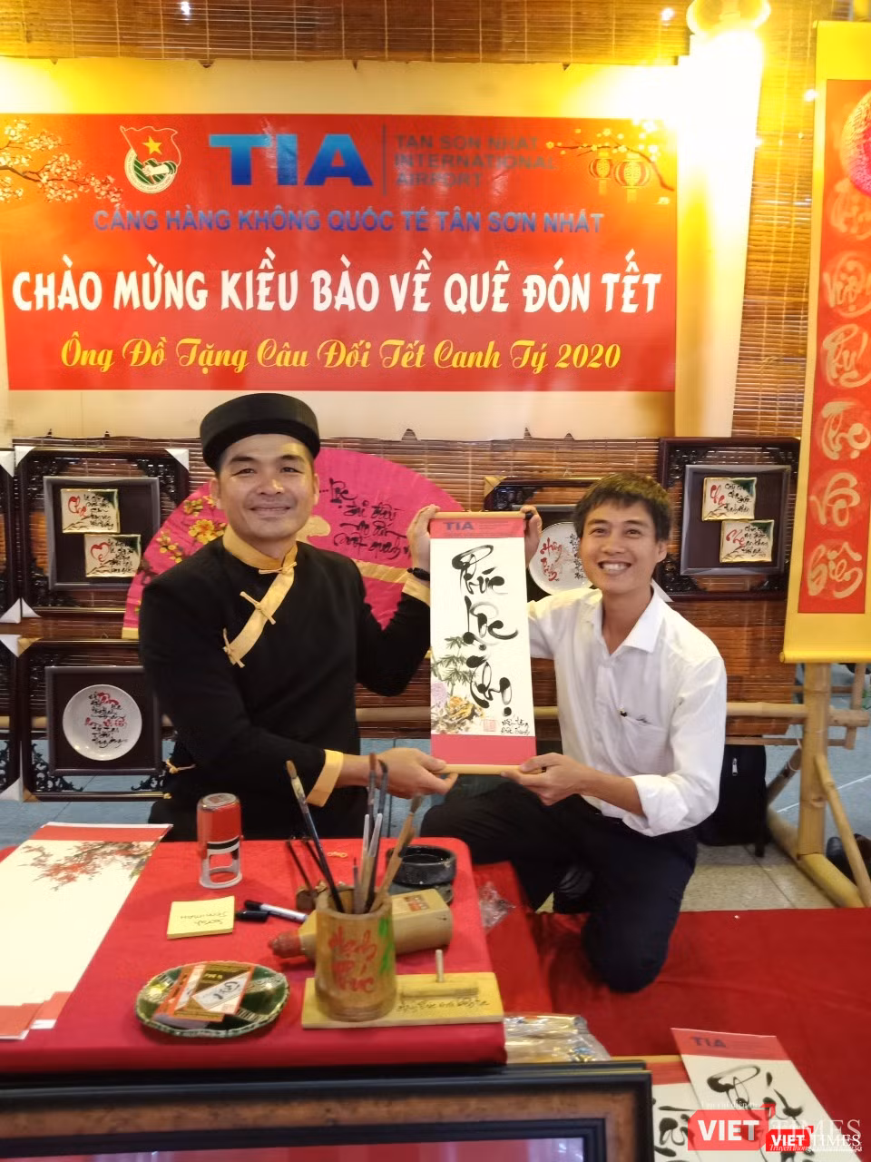 Nghệ nhân Võ Dương, chủ nhiệm CLB Thư pháp Giác Ngộ và người xin chữ Nghệ nhân Võ Dương và người xin chữ