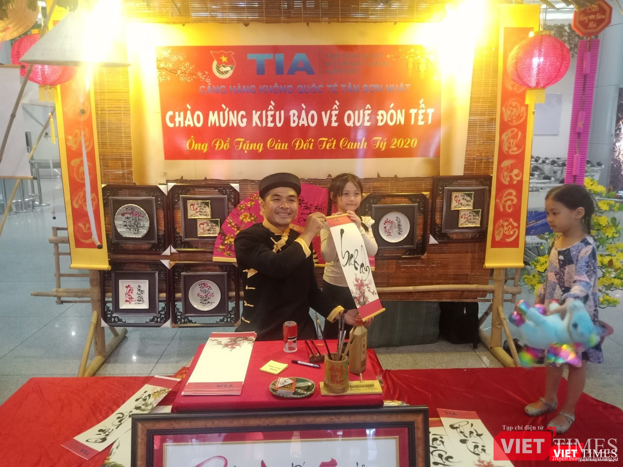 Nhiều em nhỏ được cha mẹ dắt tới xin chữ về treo Tết 