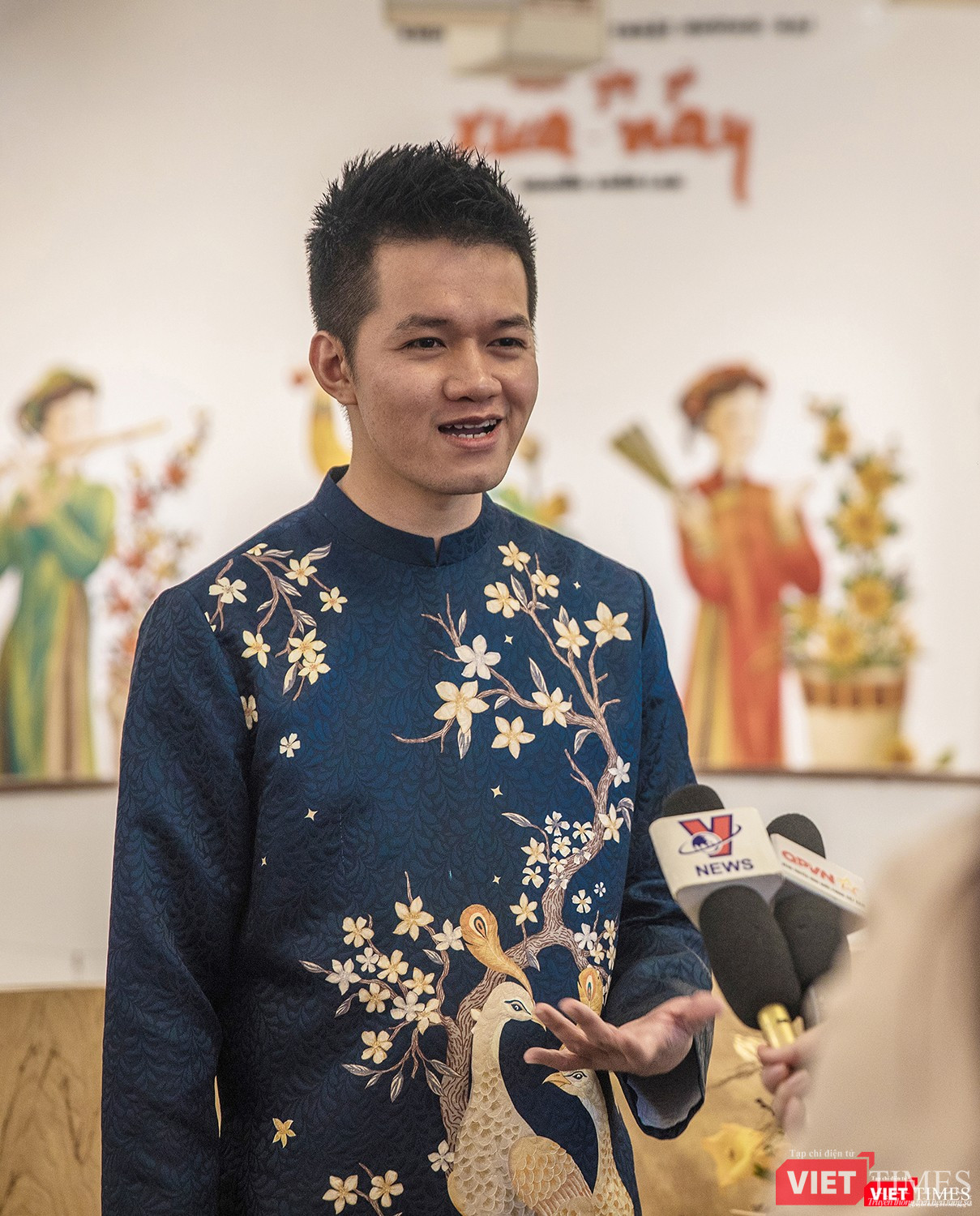 Họa sĩ Xuân Lam đưa tranh Tứ Bình lên áo dài xuân Họa sĩ Xuân Lam đưa tranh Tứ Bình lên áo dài xuân