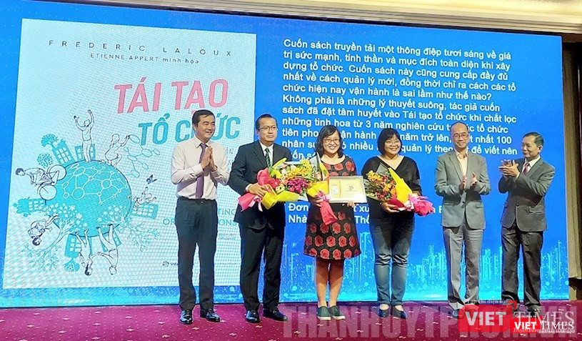 Giám đốc Sở Công thương TPHCM Bùi Tá Hoàng Vũ (ngoài cùng bên trái) trao chứng nhận cuốn sách đáng đọc cho đơn vị xuất bản cuốn “Tái tạo tổ chức” Giám đốc Sở Công thương TPHCM Bùi Tá Hoàng Vũ (trái) trao chứng nhận sách đáng đọc cho đơn vị xuất bản quyển “Tái tạo tổ chức”