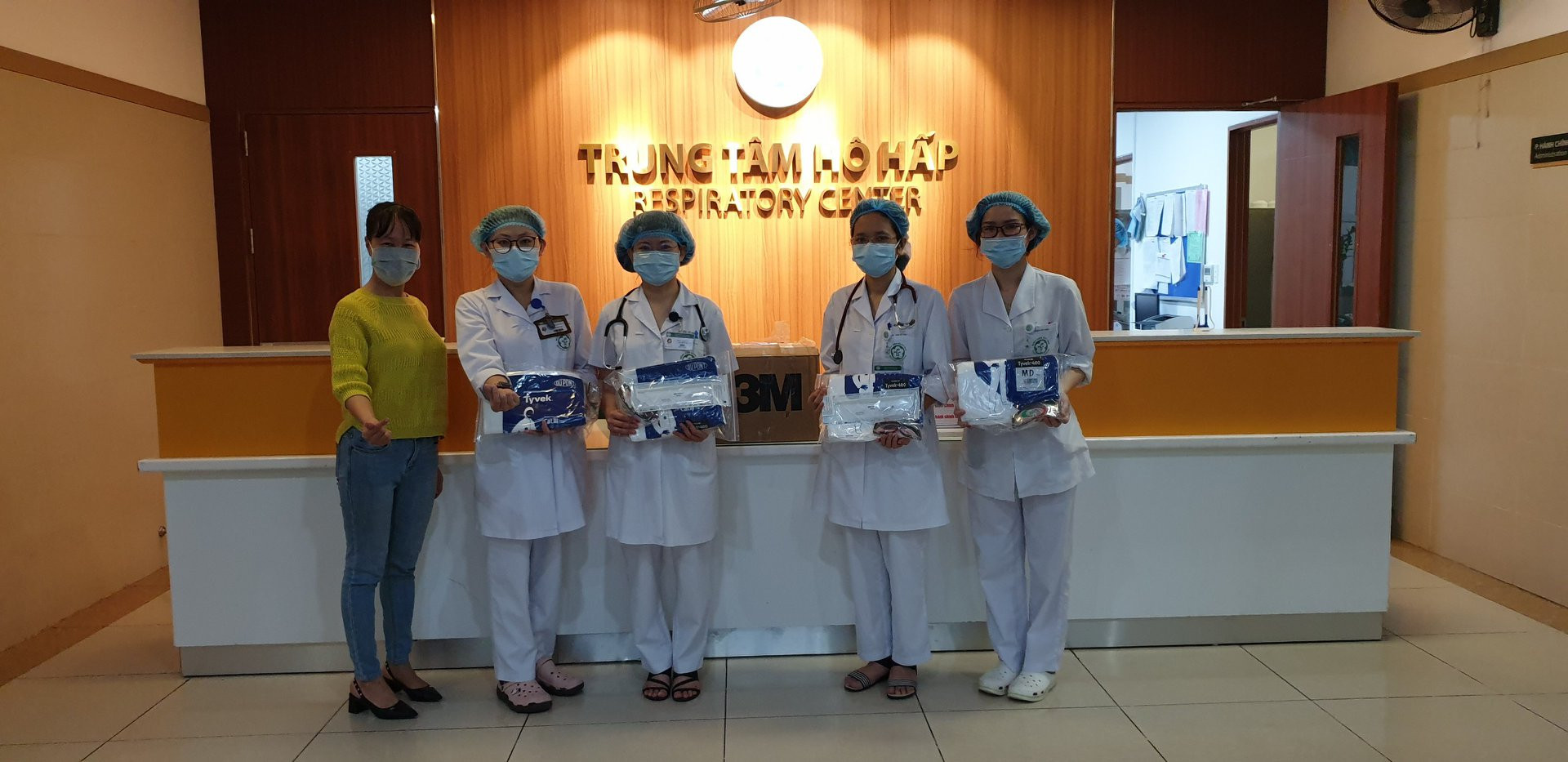 TS.BS. Nguyễn Thu Anh (áo vàng) tại Trung tâm Hô hấp, Bệnh viện Bạch Mai. Ảnh: NVCC